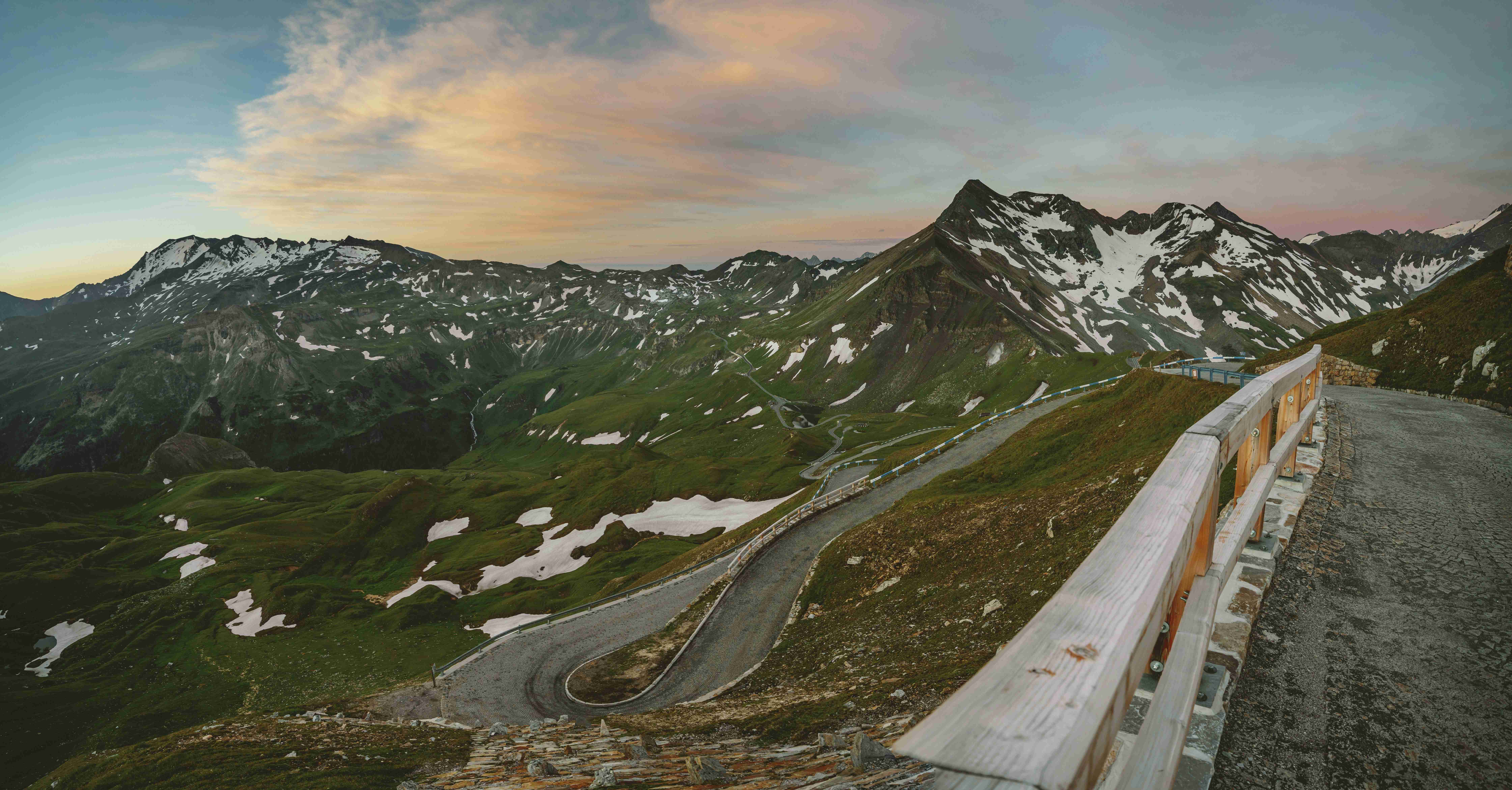 une route traversant une région montagneuse enneigée