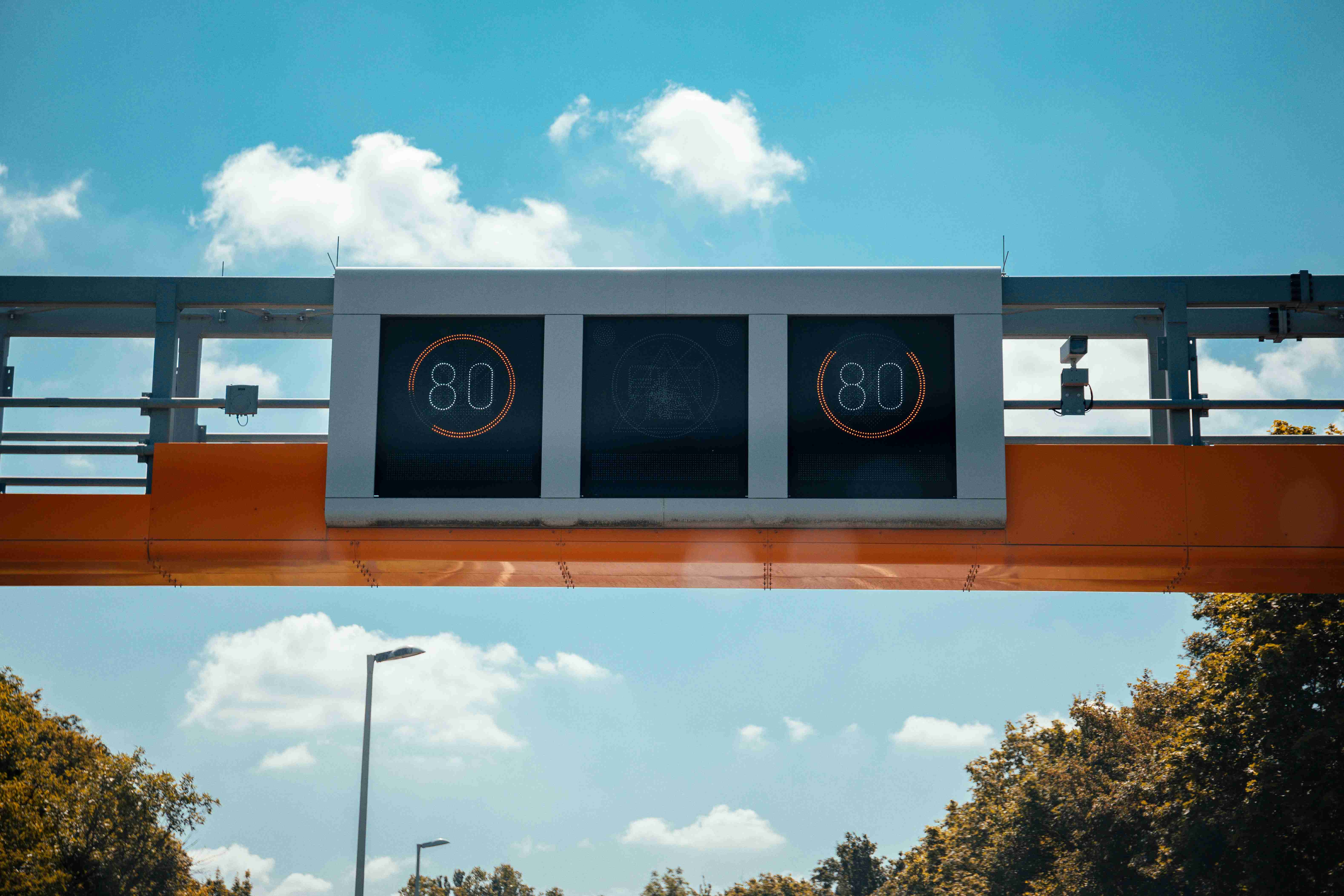 एक राजमार्ग पर सड़क संकेत का निम्न कोण शॉट