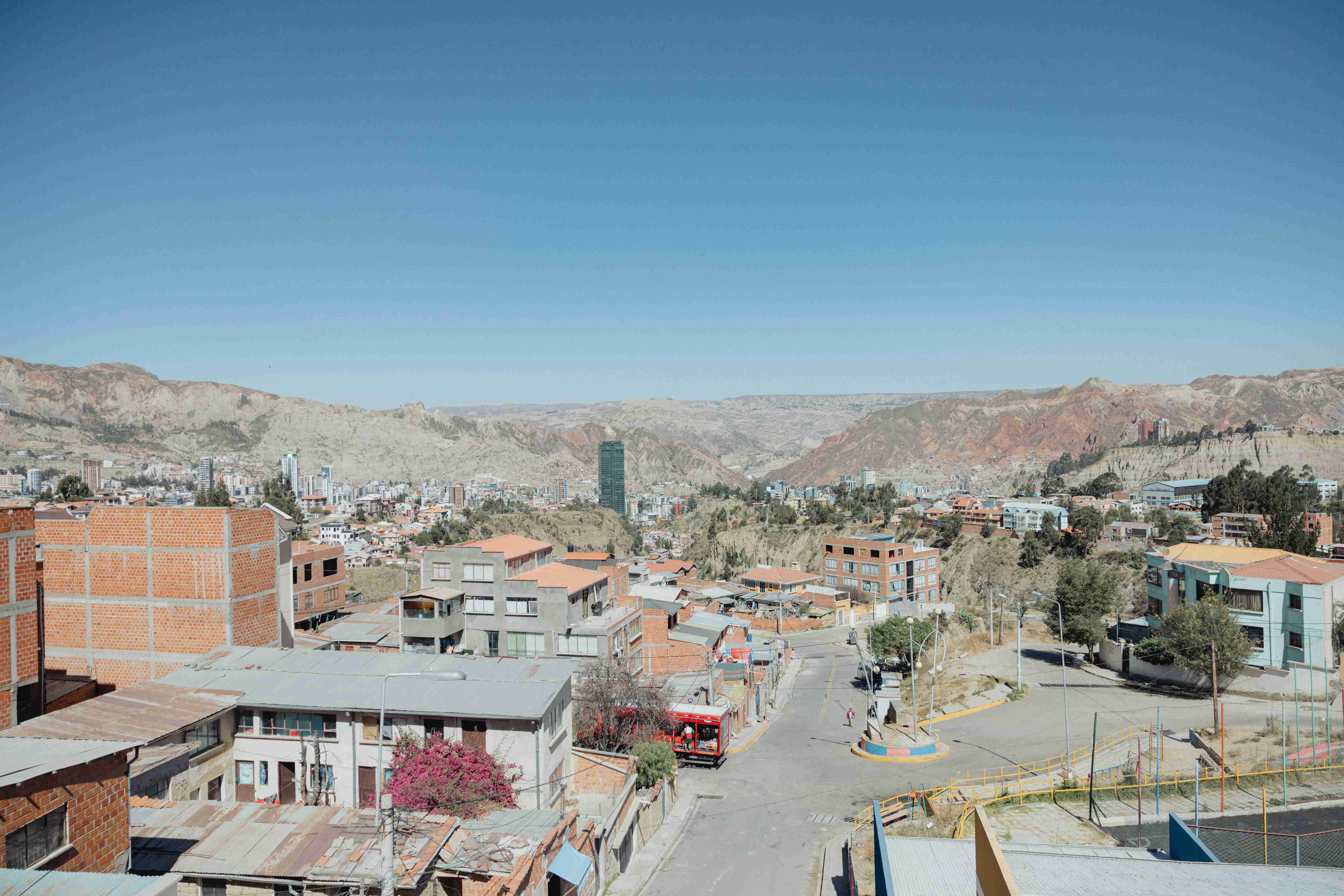 ภาพเมืองที่มีภูเขาเป็นฉากหลัง