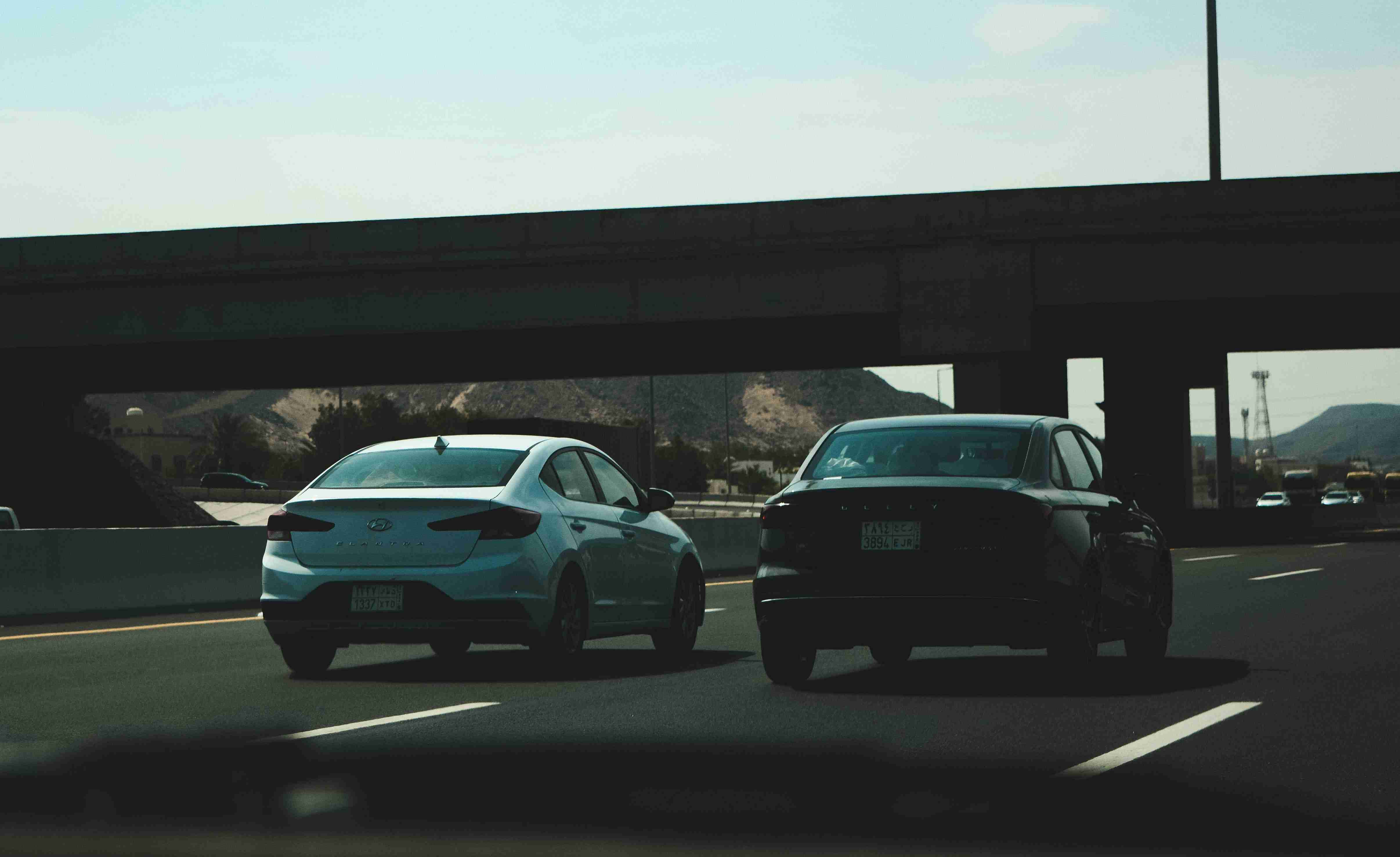 twee auto's op een weg