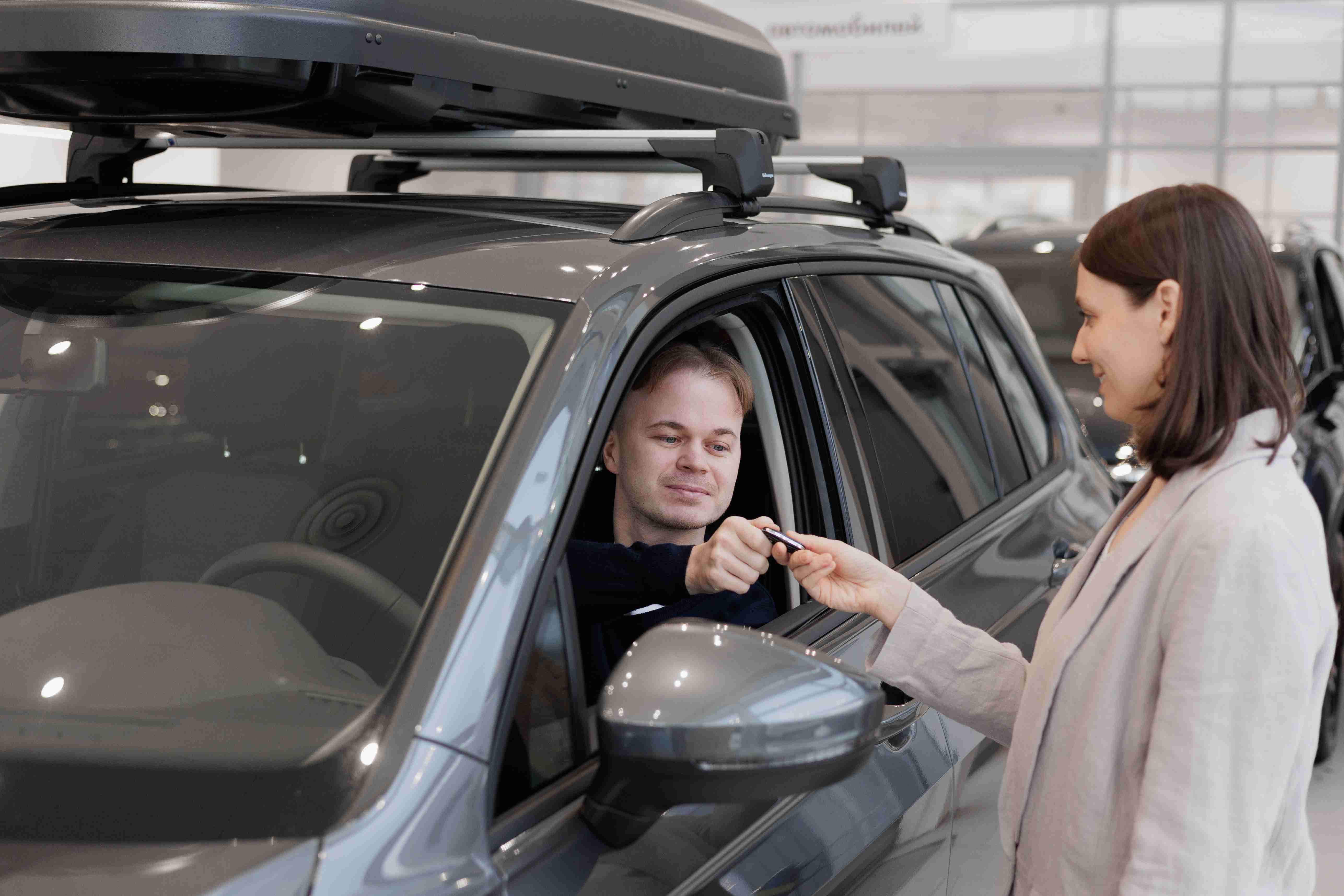 férfi és nő megbeszélik a konfigurációt