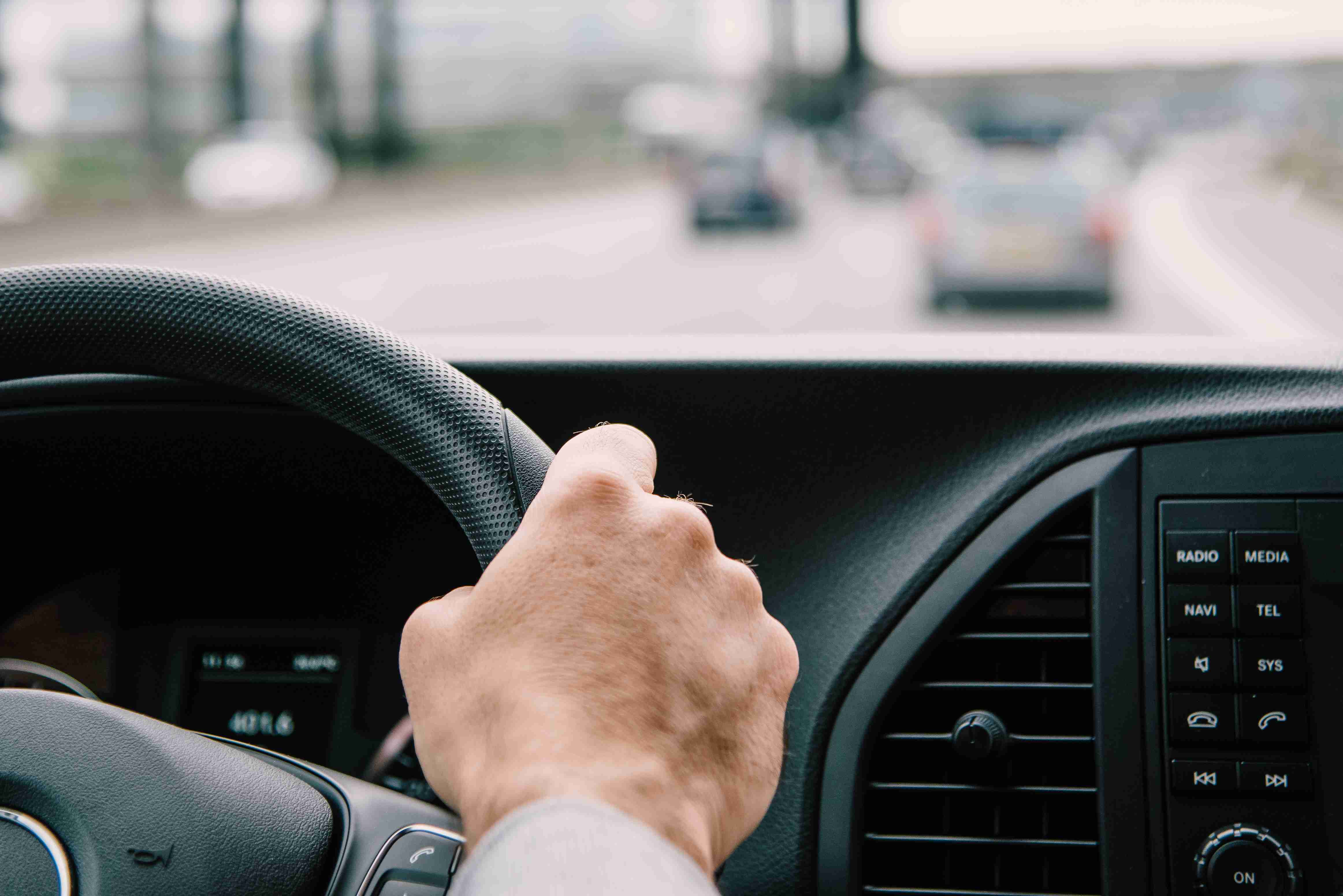 Egy férfi autót vezet az autópályán