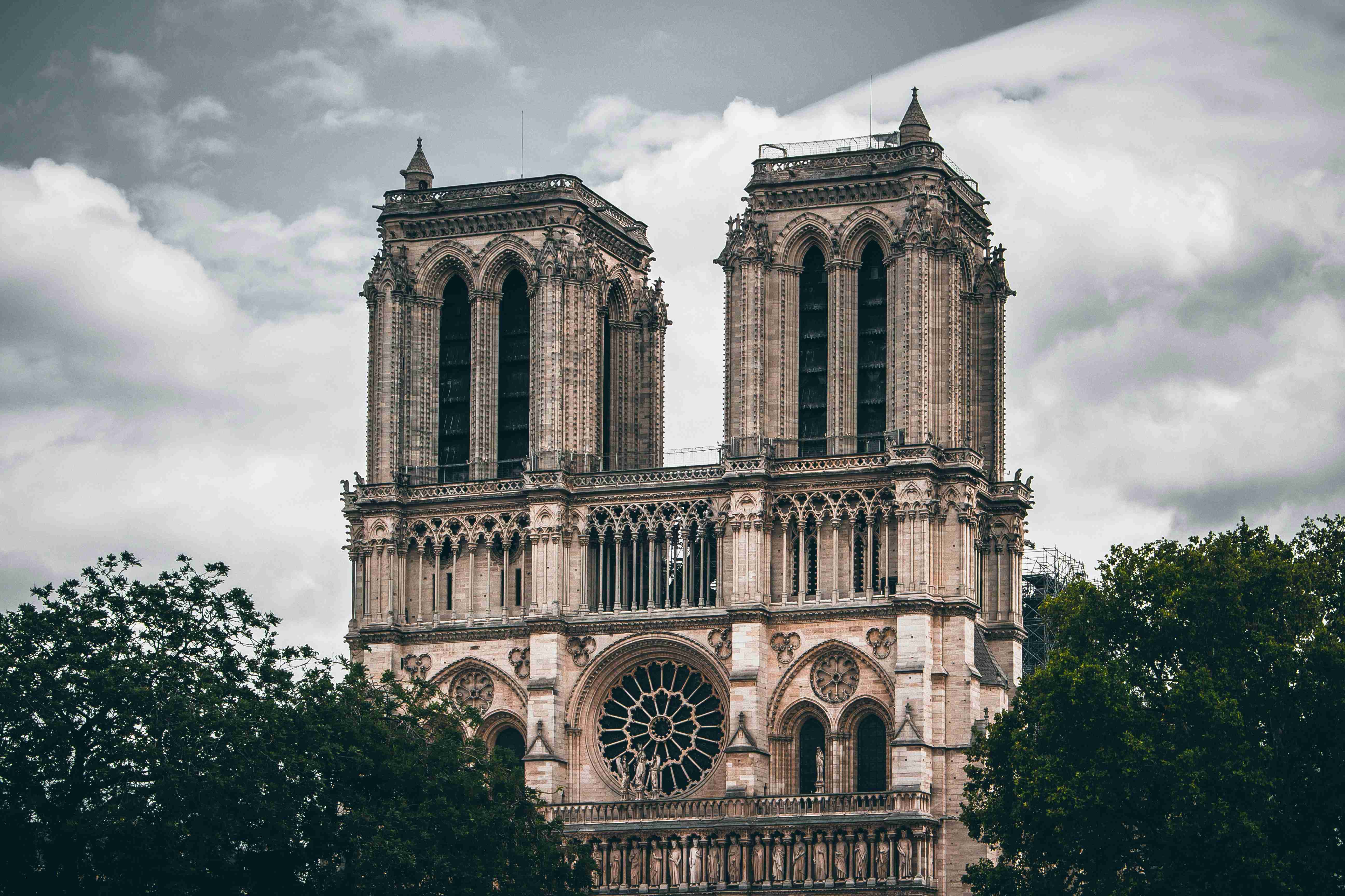 notre-dame-de-paris-durante-el-día