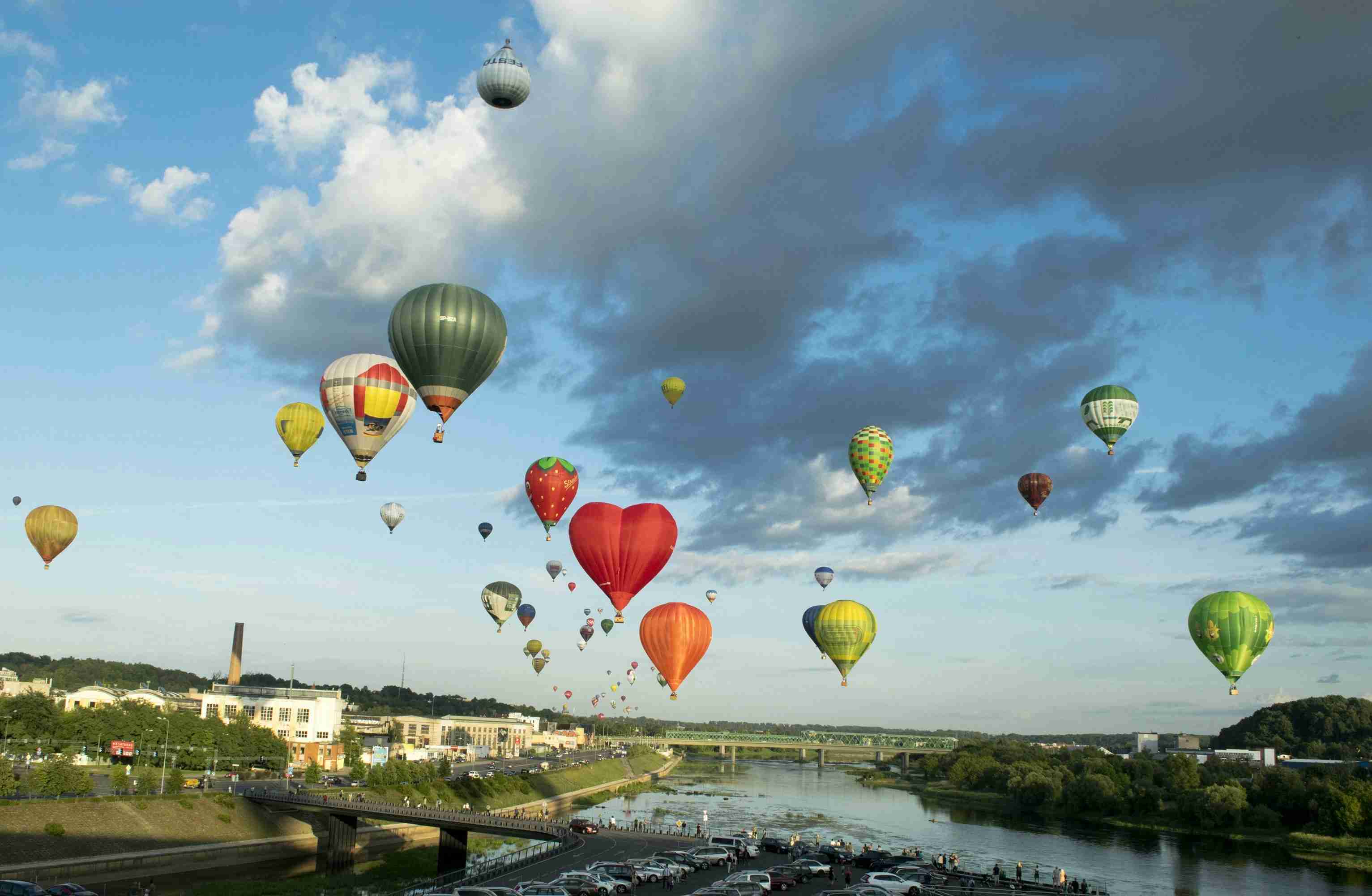 a-bunch-of-hot-air-balloons