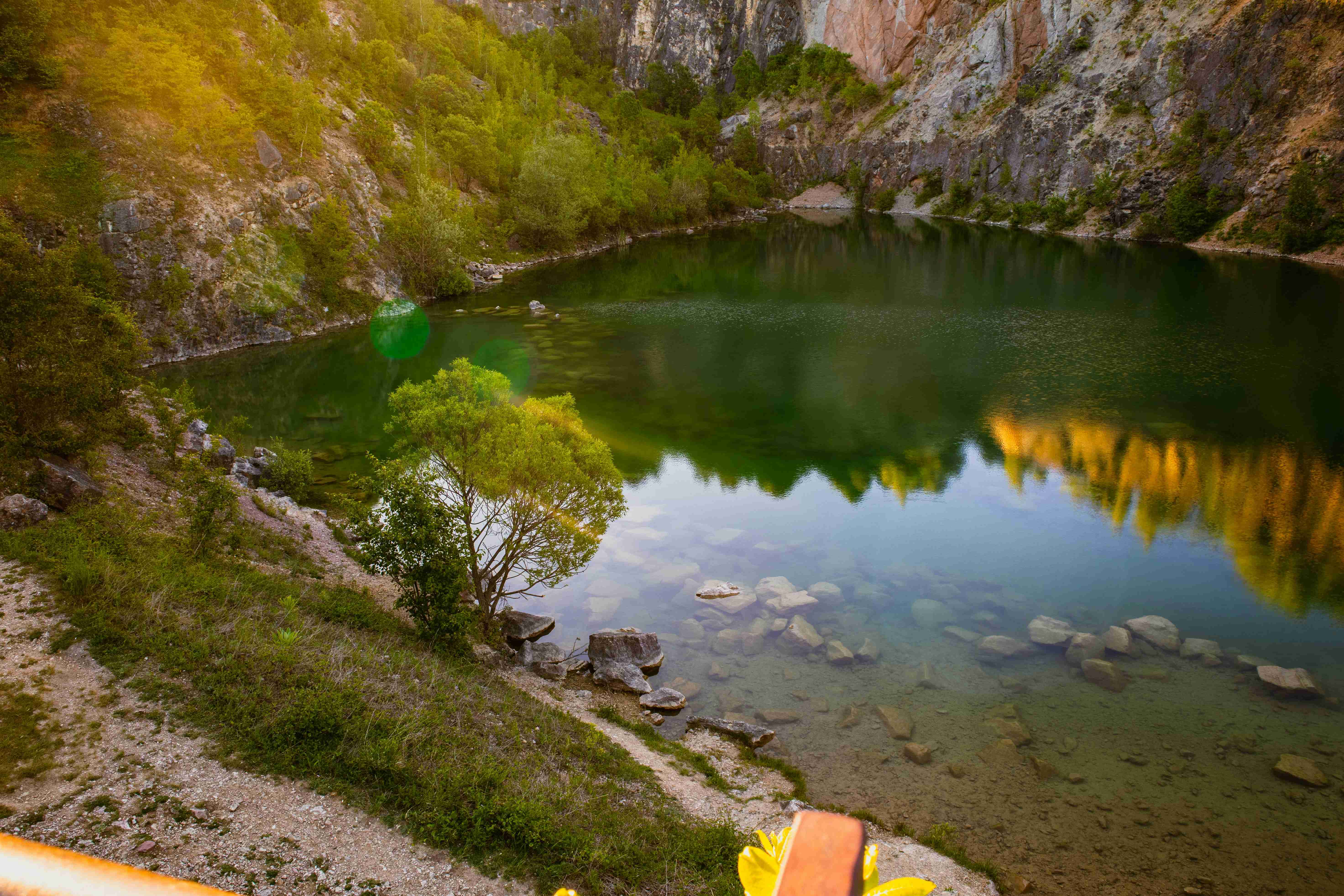 egy hegyekkel és fákkal körülvett víztest