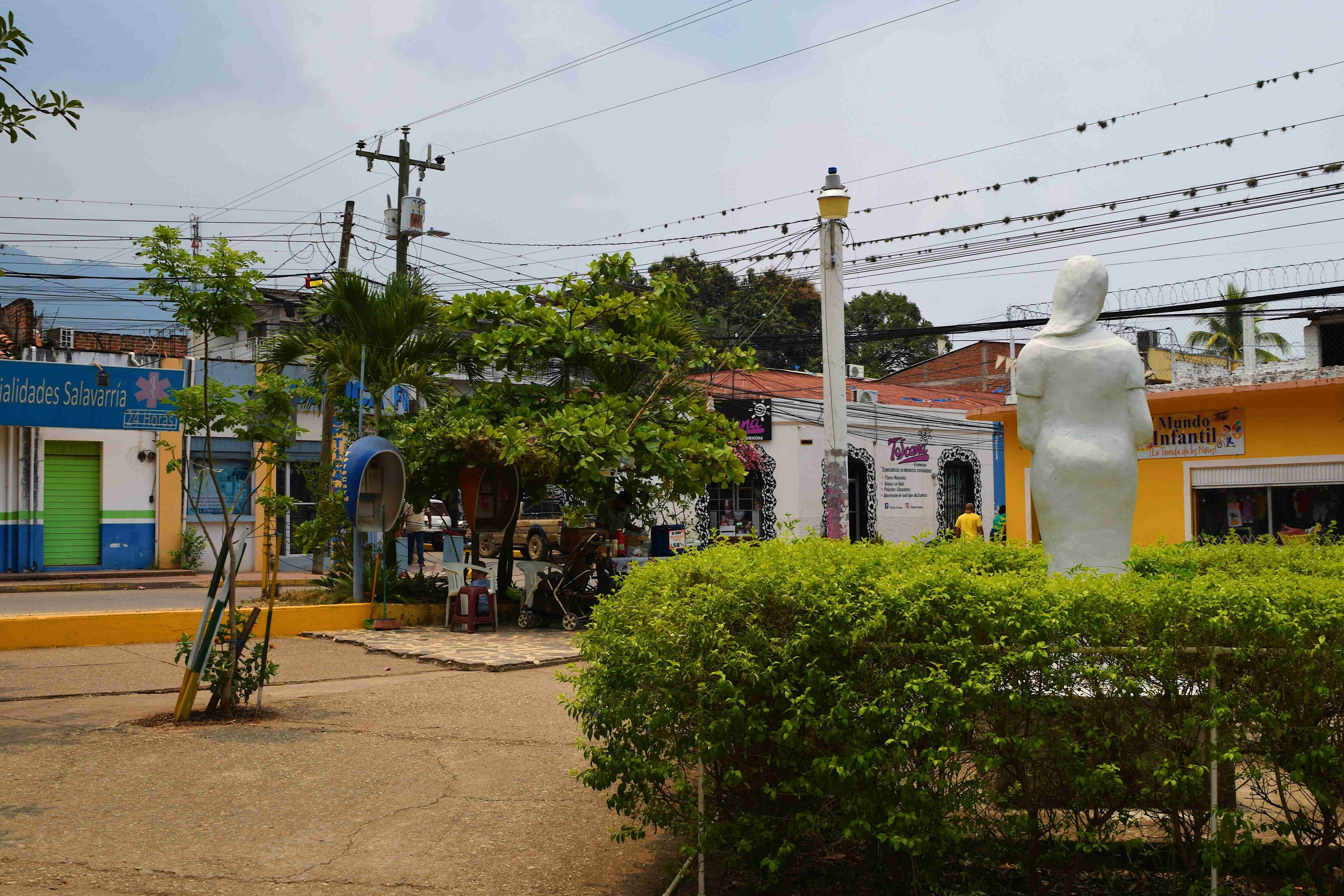 รูปปั้นของชายคนหนึ่งอยู่กลางสวน