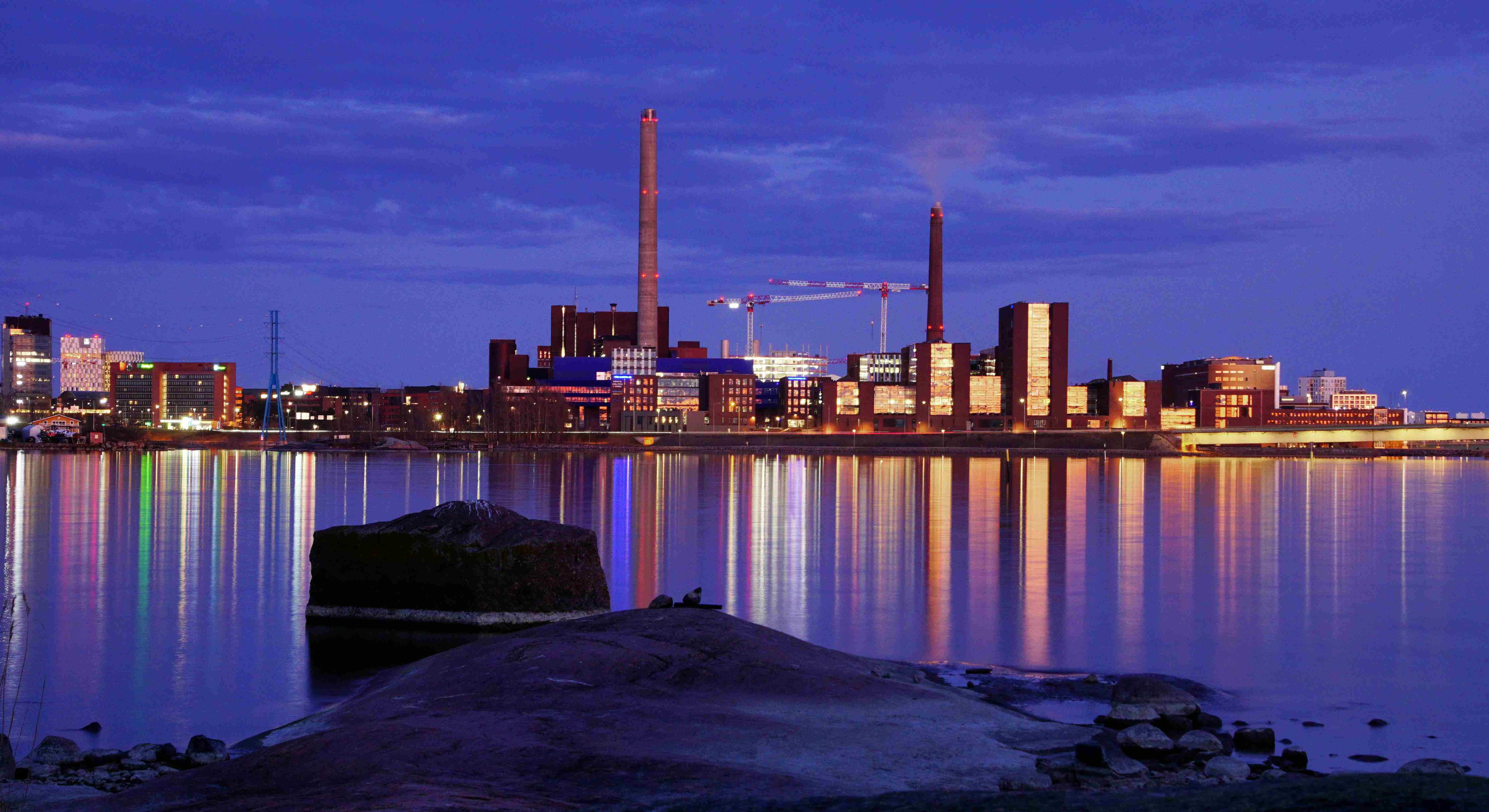 पानी के पार से रात में एक शहर का दृश्य