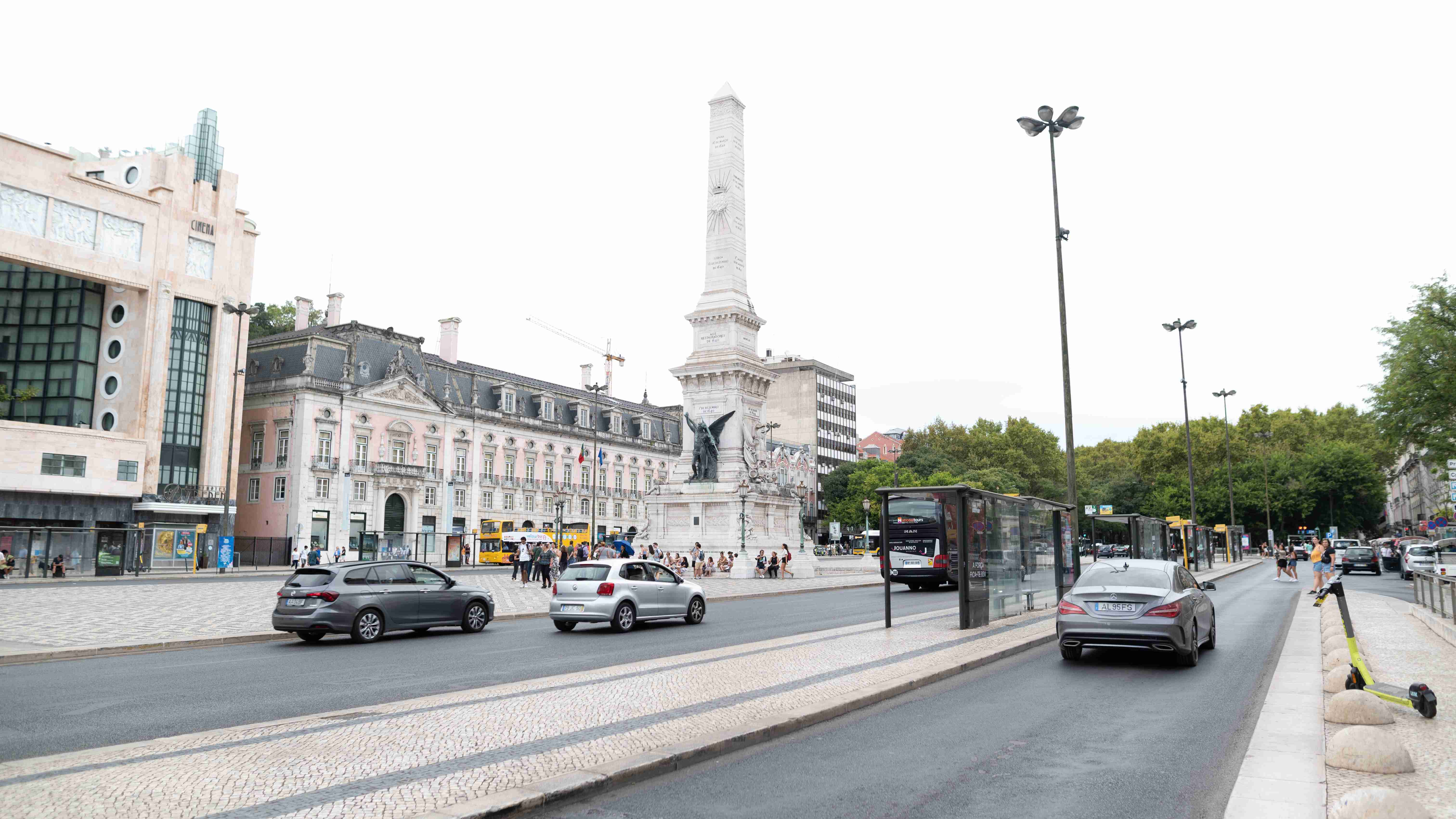 Place de la ville avec monument et voitures à Lisbonne, Portugal.