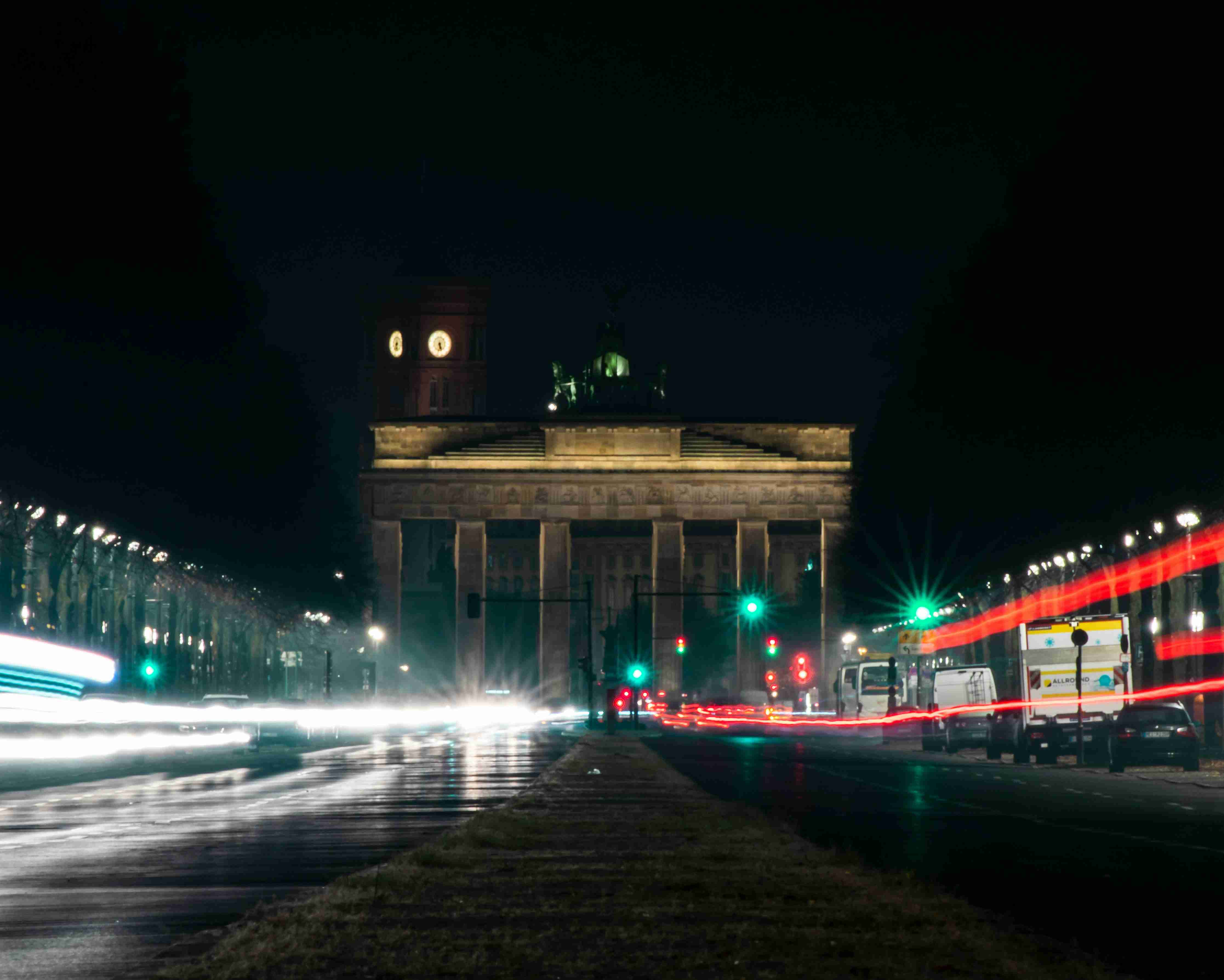 en by gade fyldt med trafik om natten