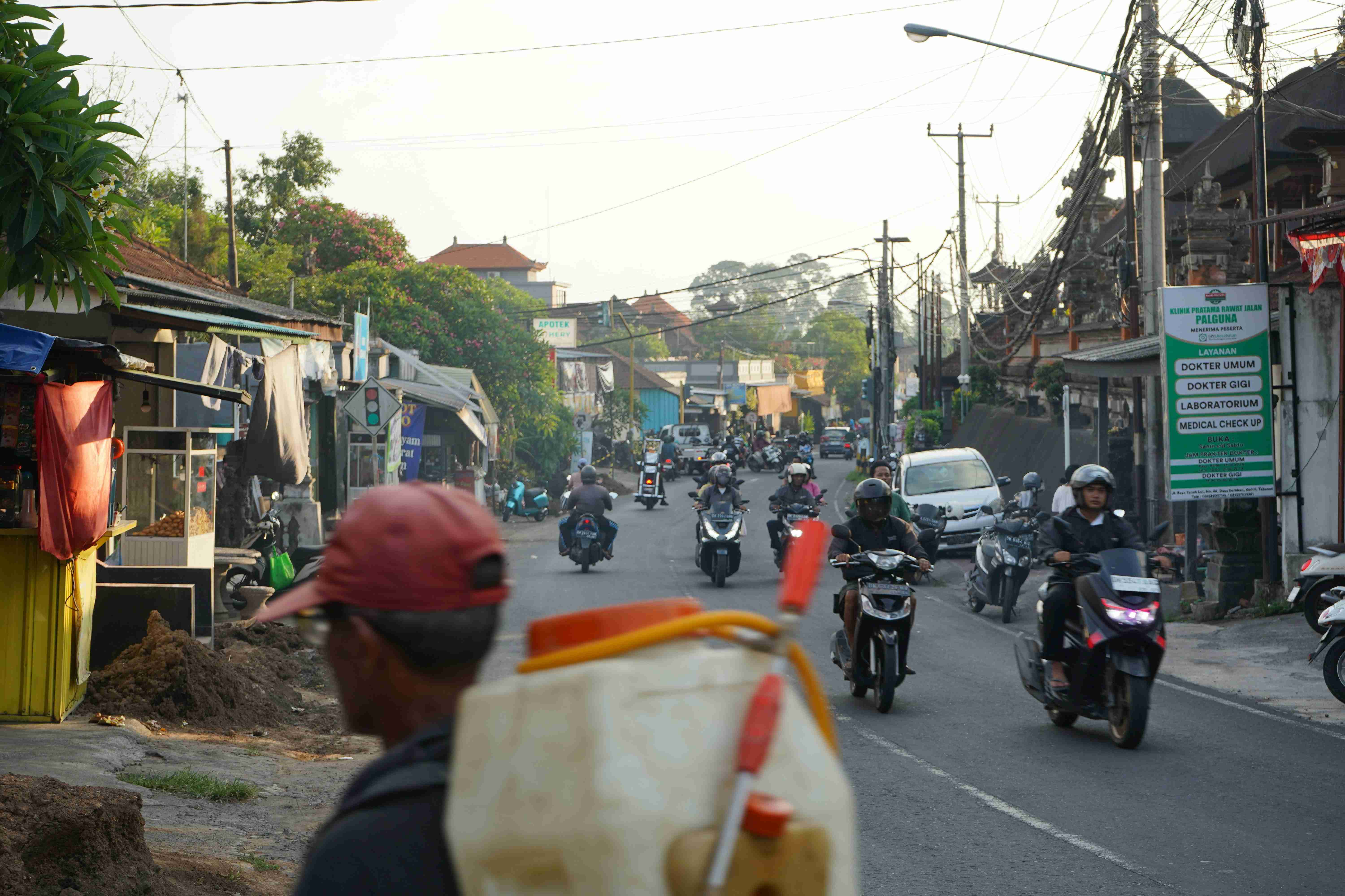 eine Gruppe von Menschen, die mit Motorrädern eine Straße hinunterfahren