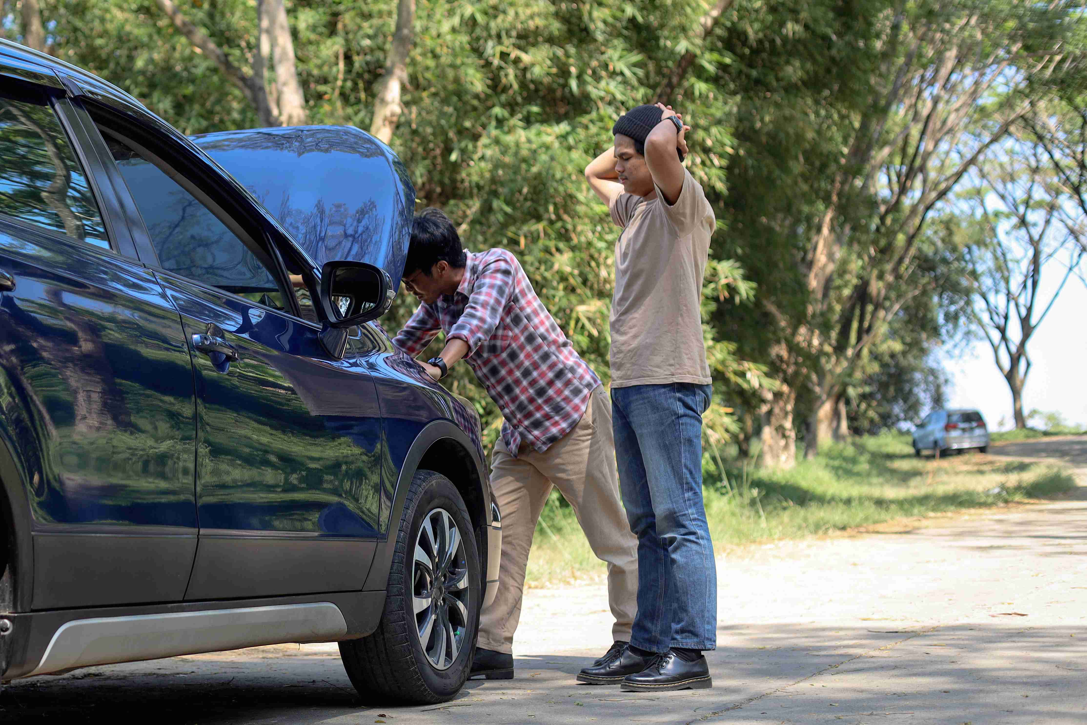 mænd-der-har-problemer-med-deres-bil