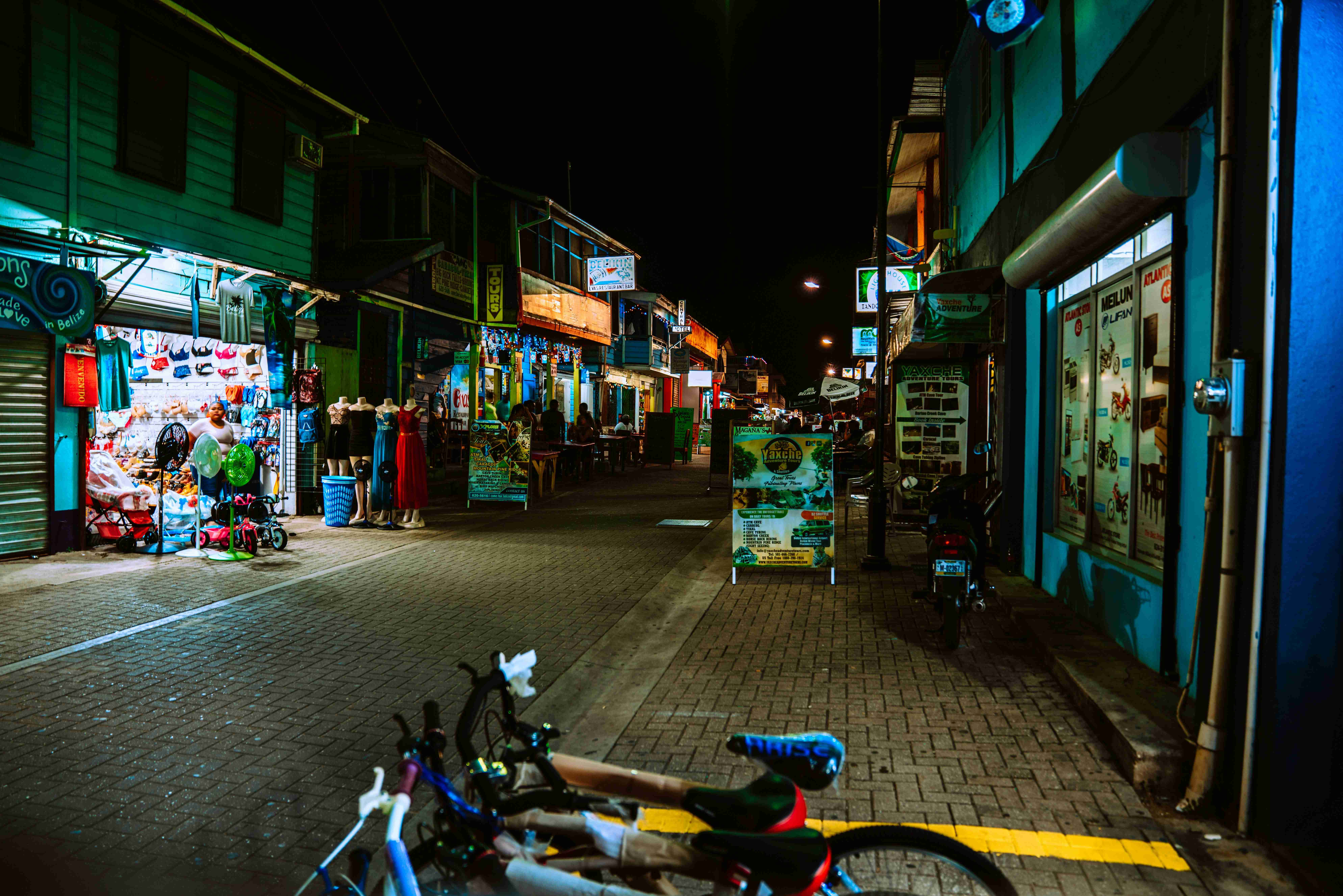 रात के समय सड़क पर चलने वाले लोग