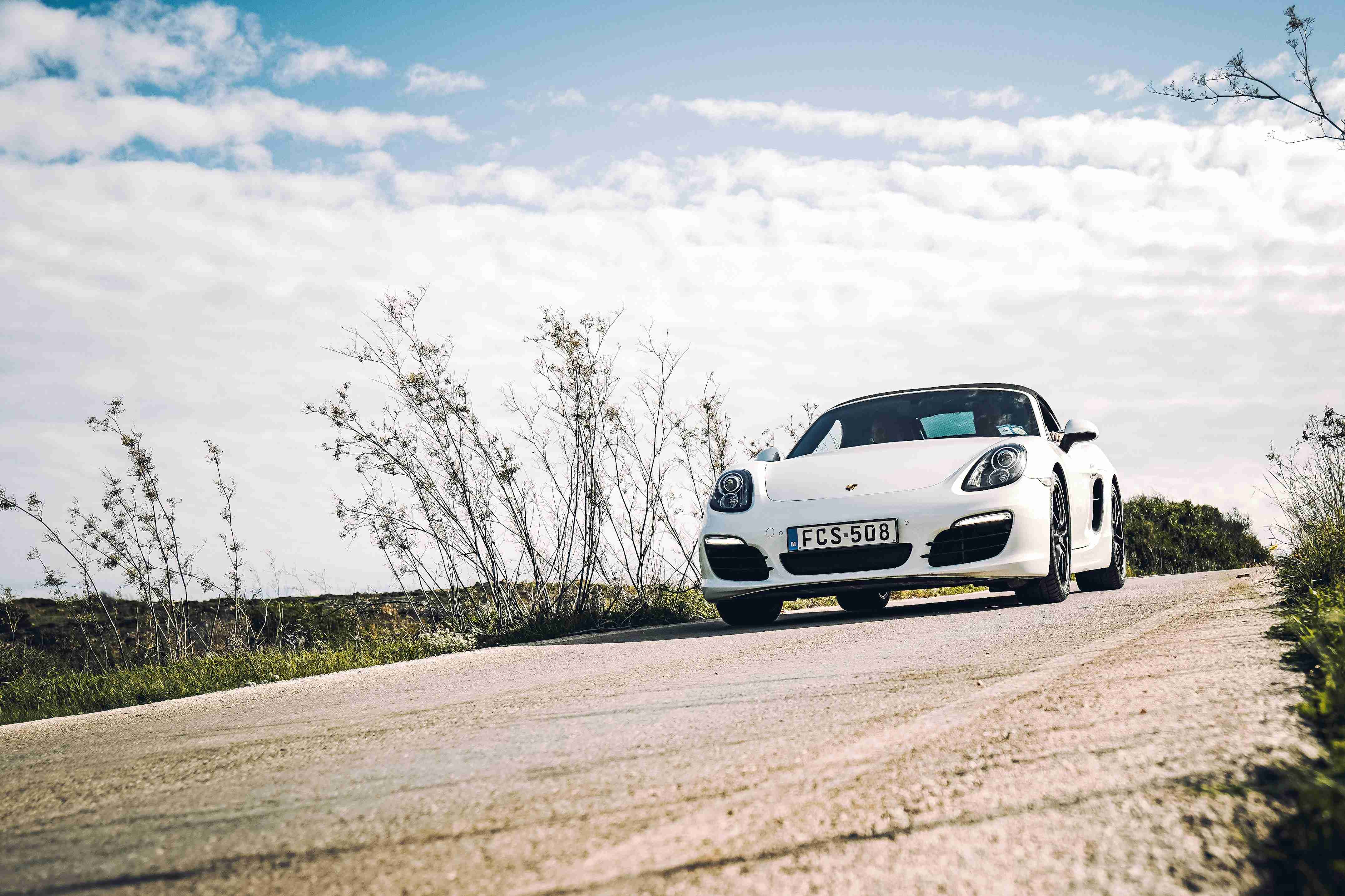 egy fehér autó az úton