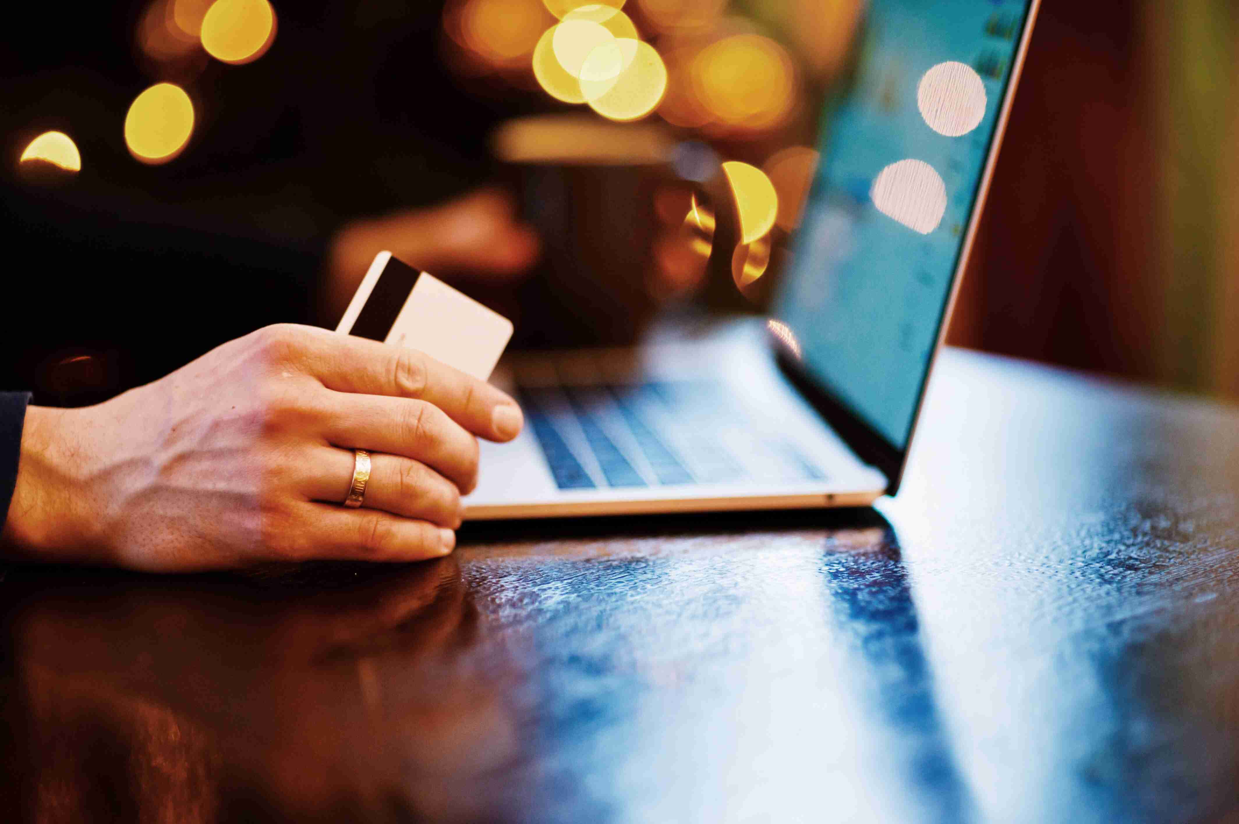 millennial arbejder eksternt ved hjælp af bærbar computer ved hjælp af teknologi forretning