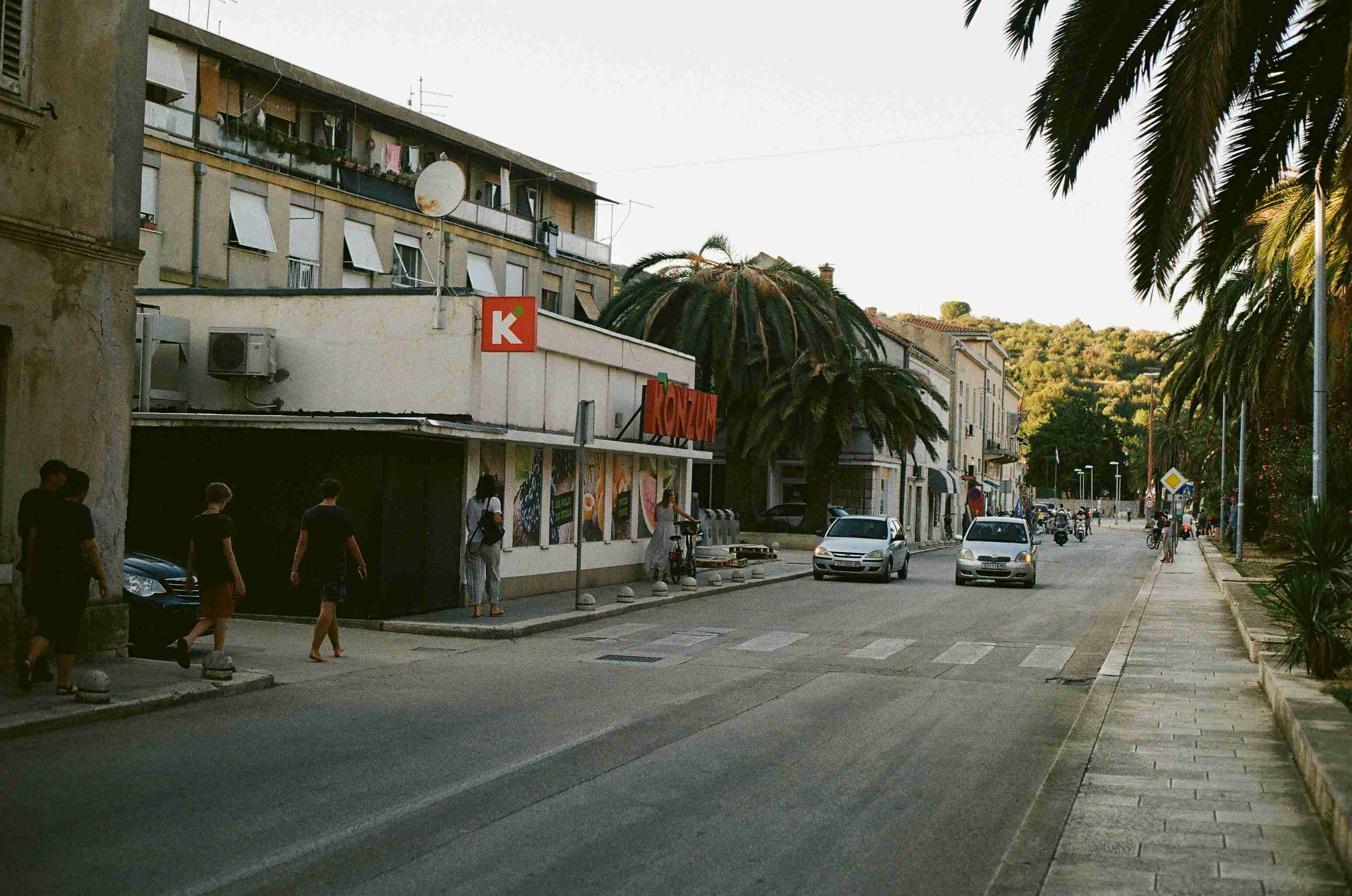 רחוב עם מכוניות ואנשים