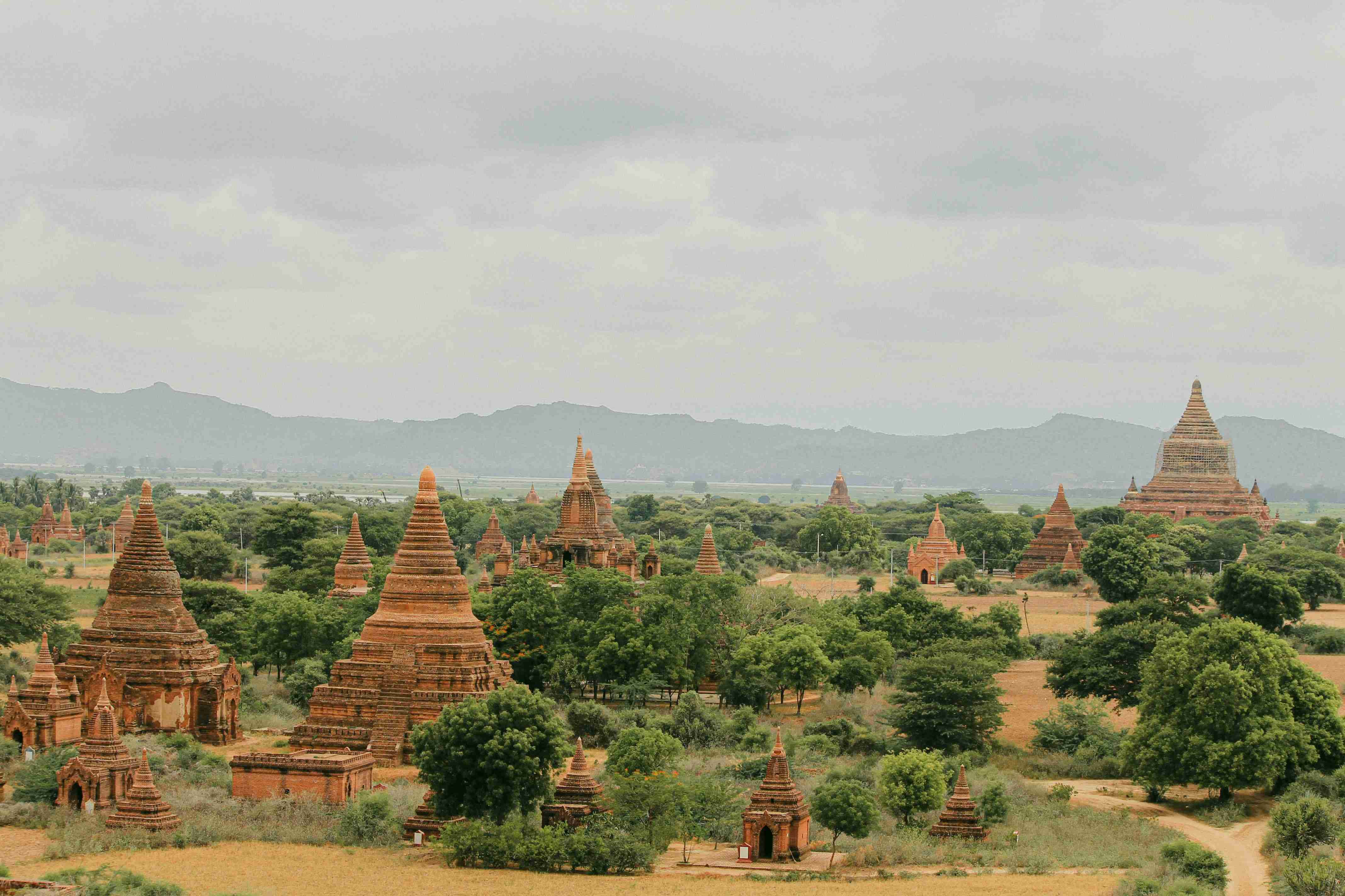 egy nagy csoport pagoda egy mezőn