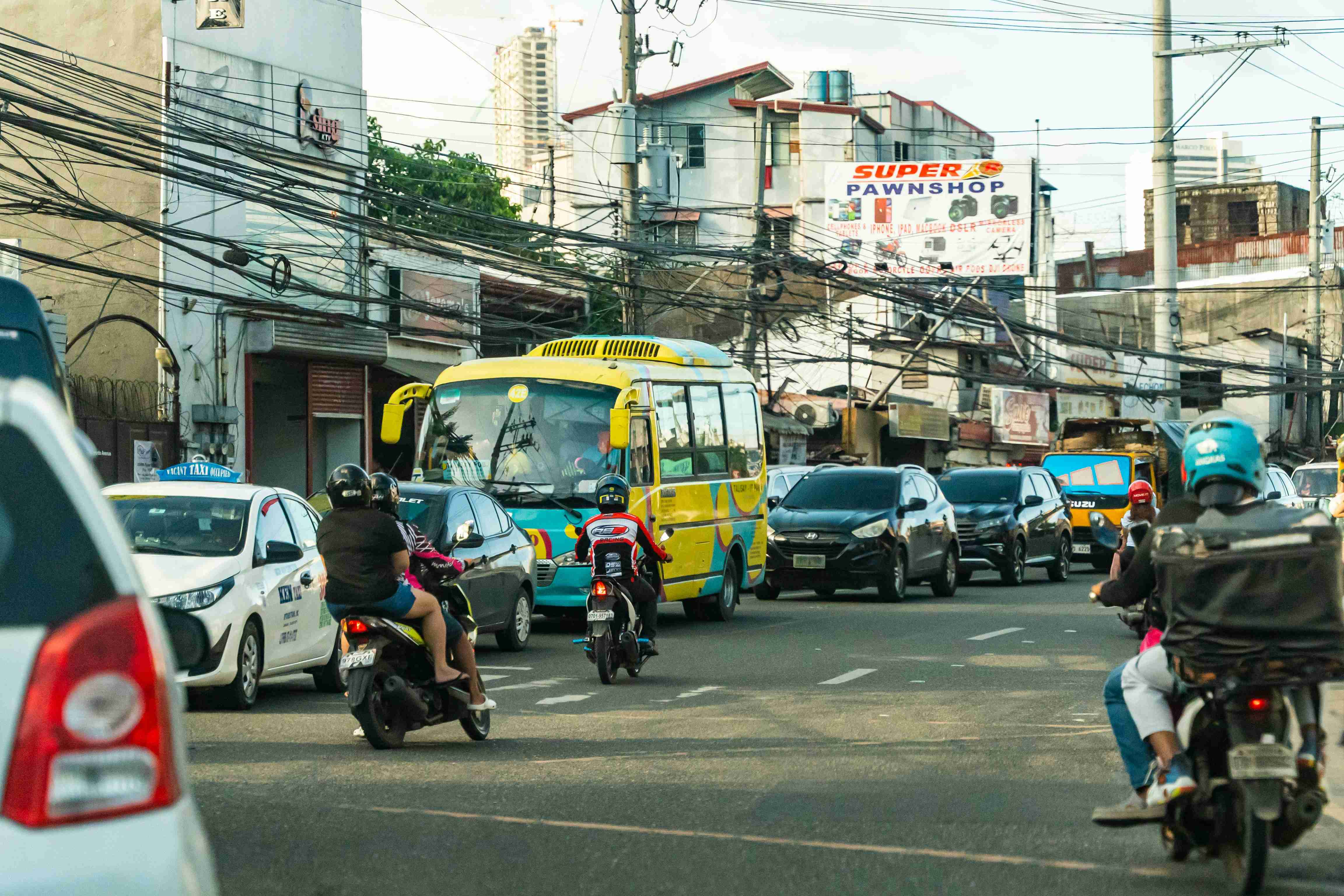 a city street filled with lots of traffic