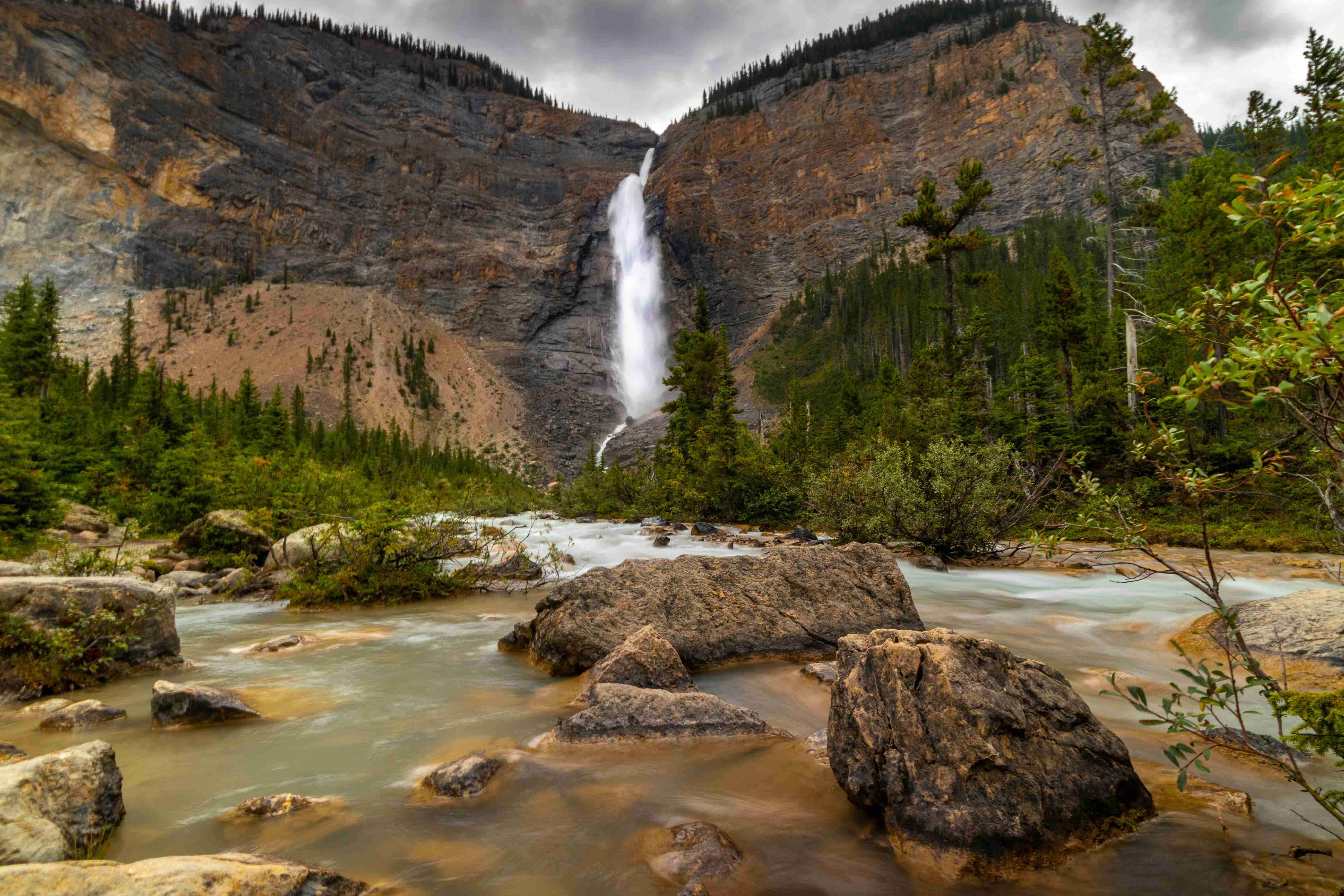 takakkaw-falls-in-canada