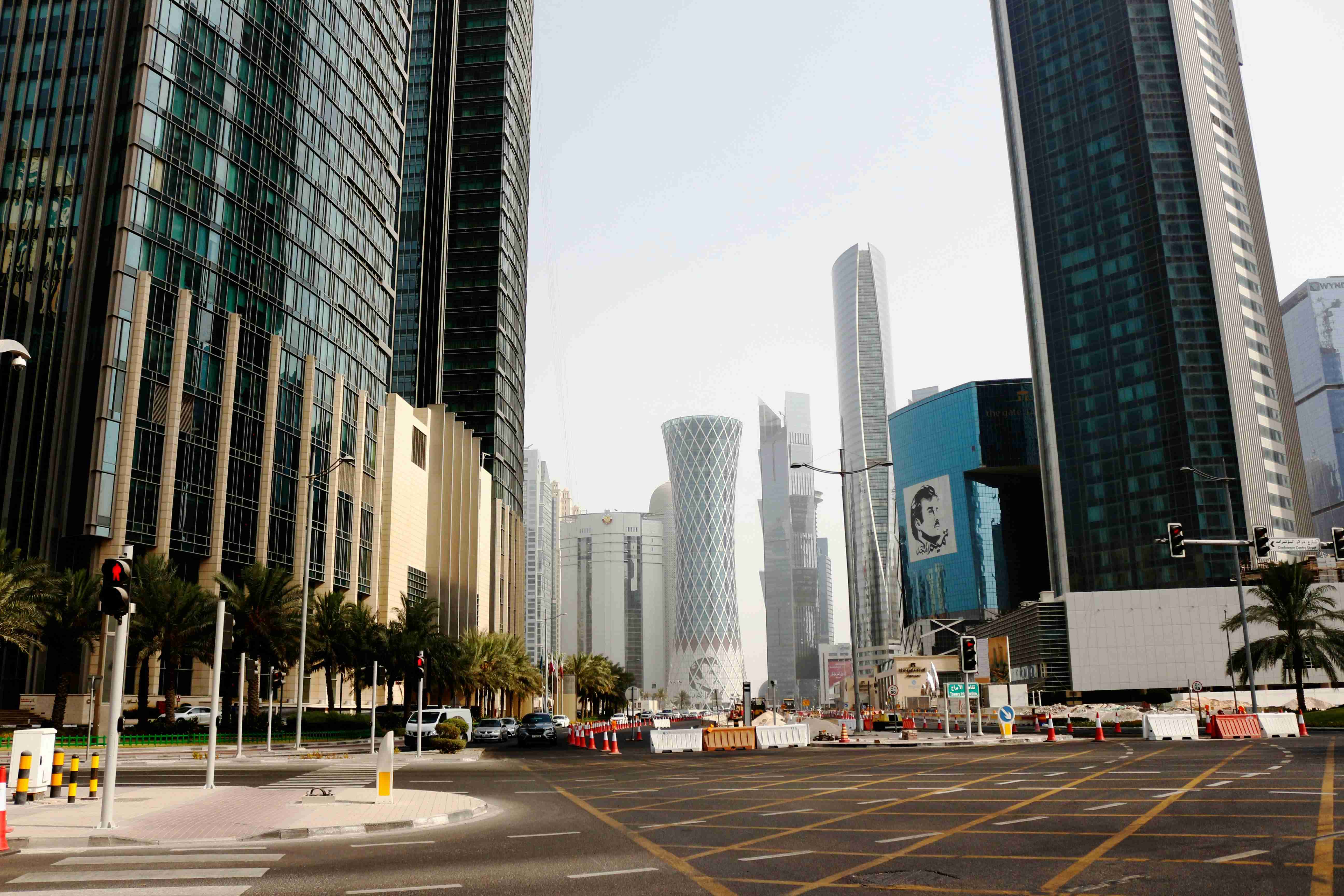 grattacieli-moderni-nel-paesaggio-urbano-affollato-di-doha