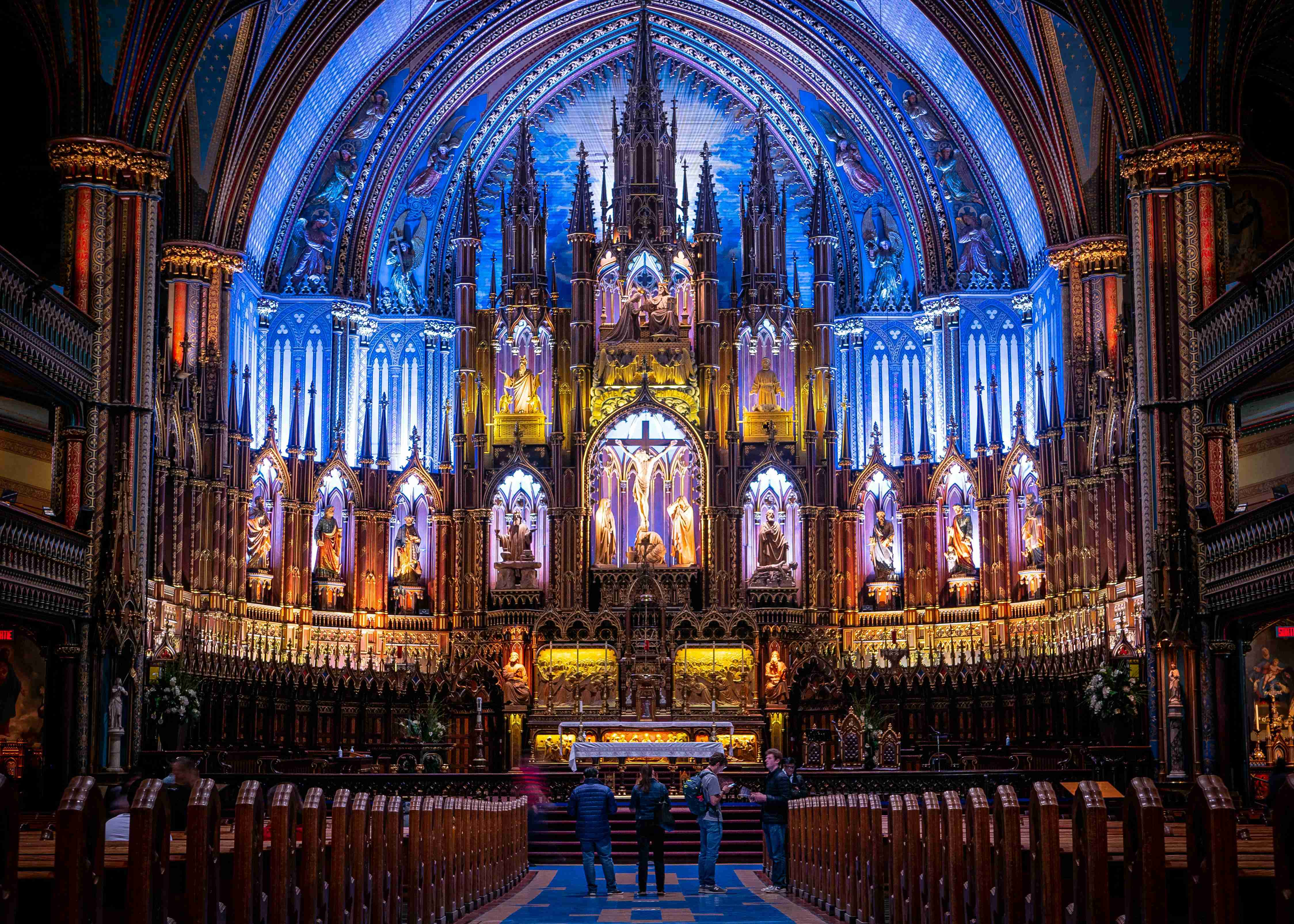 interior-of-the-notre-dame-basilica-in-montreal-quebec-canada