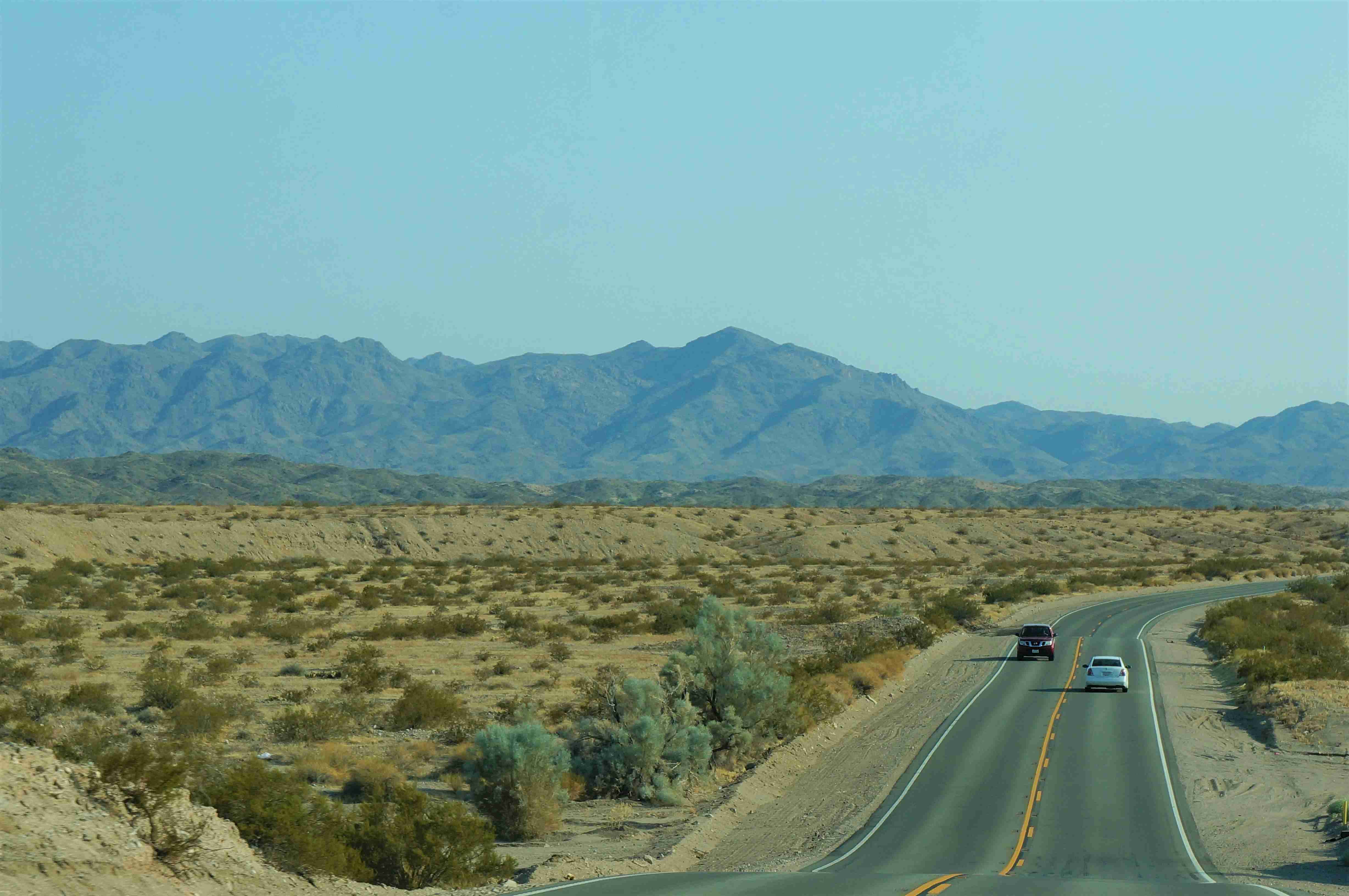 auta jedoucí po venkovské silnici