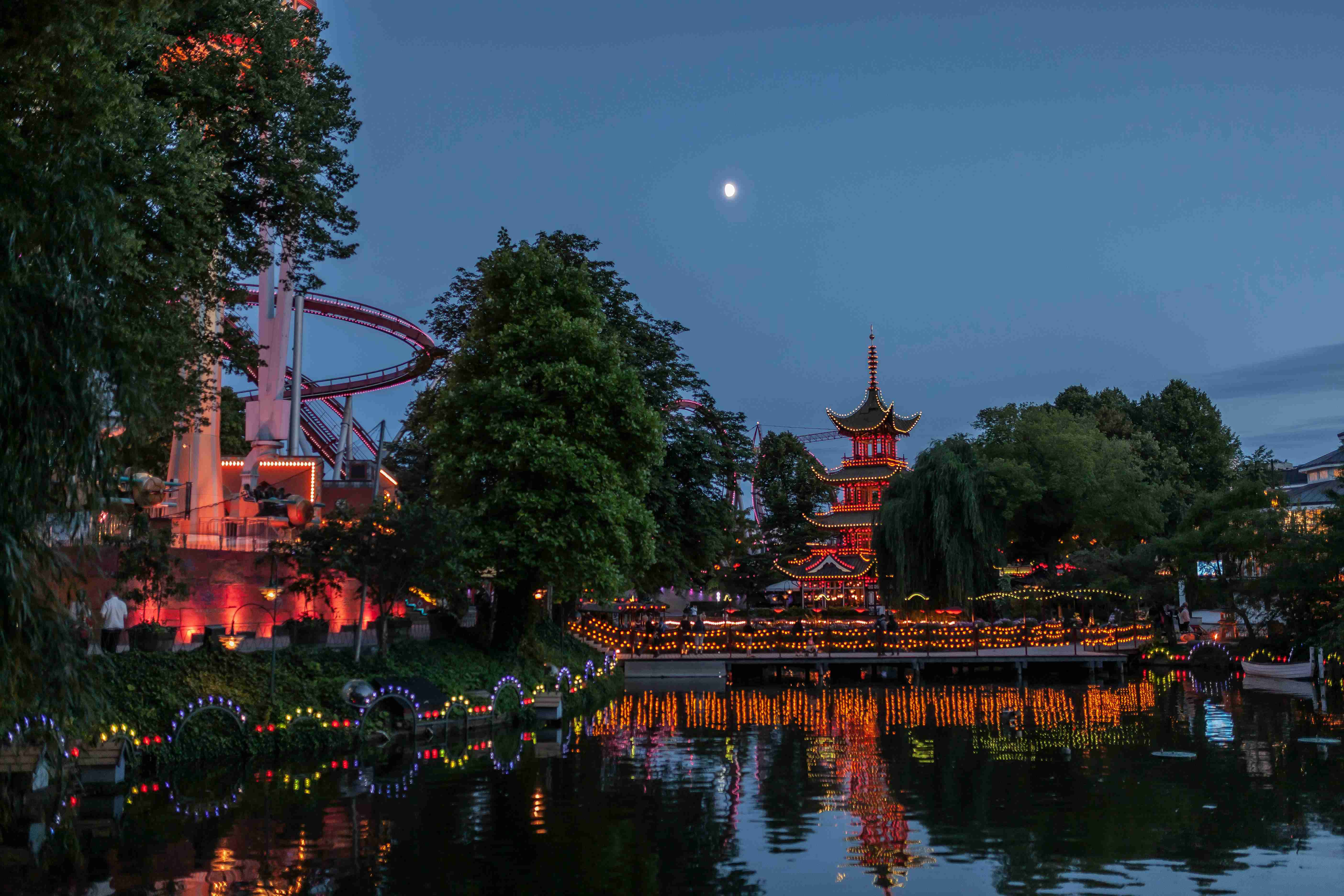 tivoli-gardens-in-copenhagen-at-night