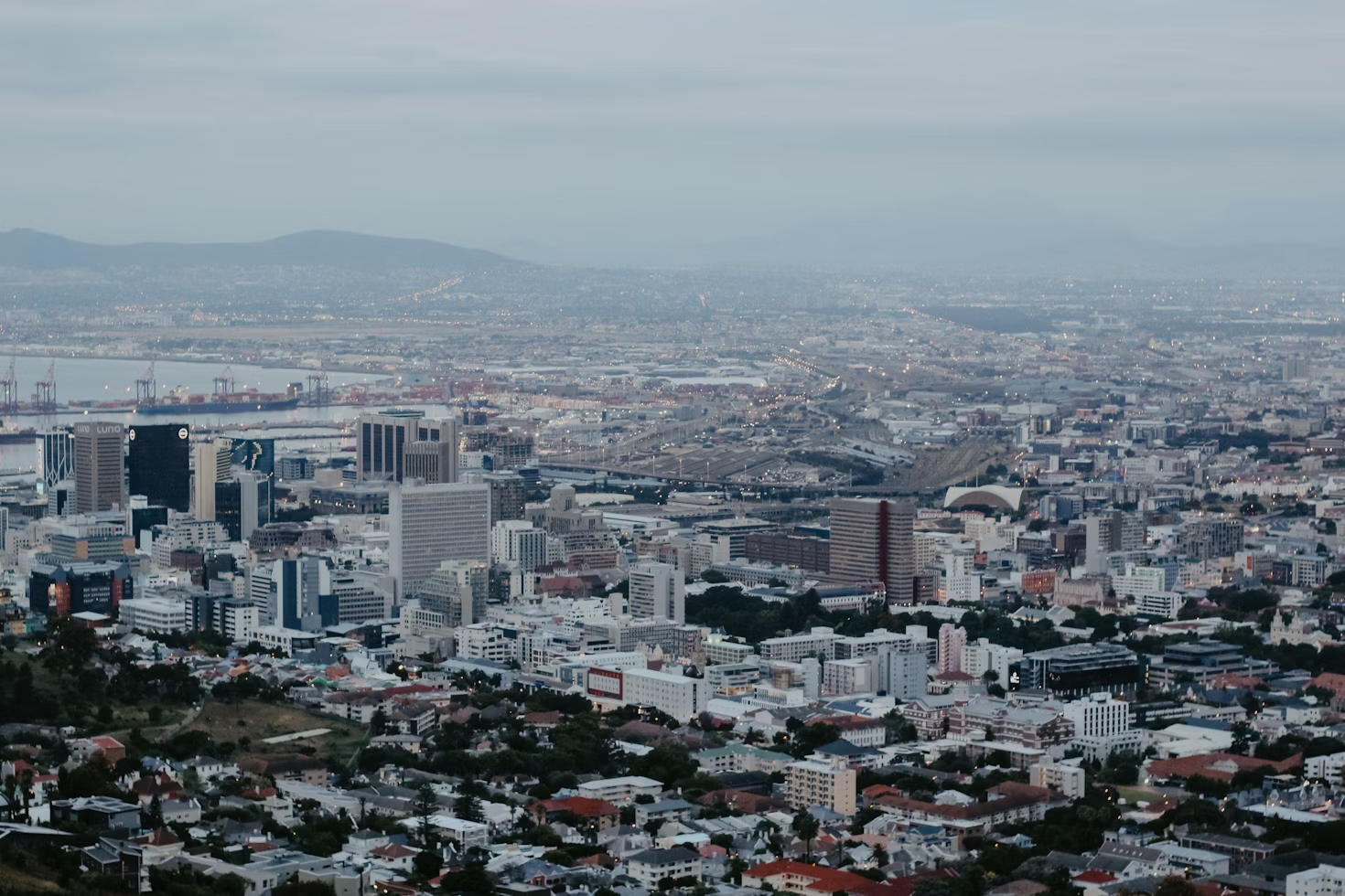 Letecký pohled na panorama města za soumraku
