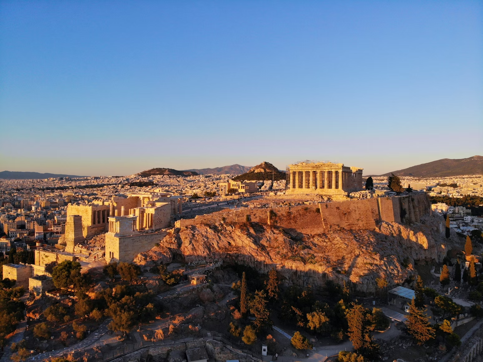 Blick auf die Akropolis in Athen bei Sonnenuntergang