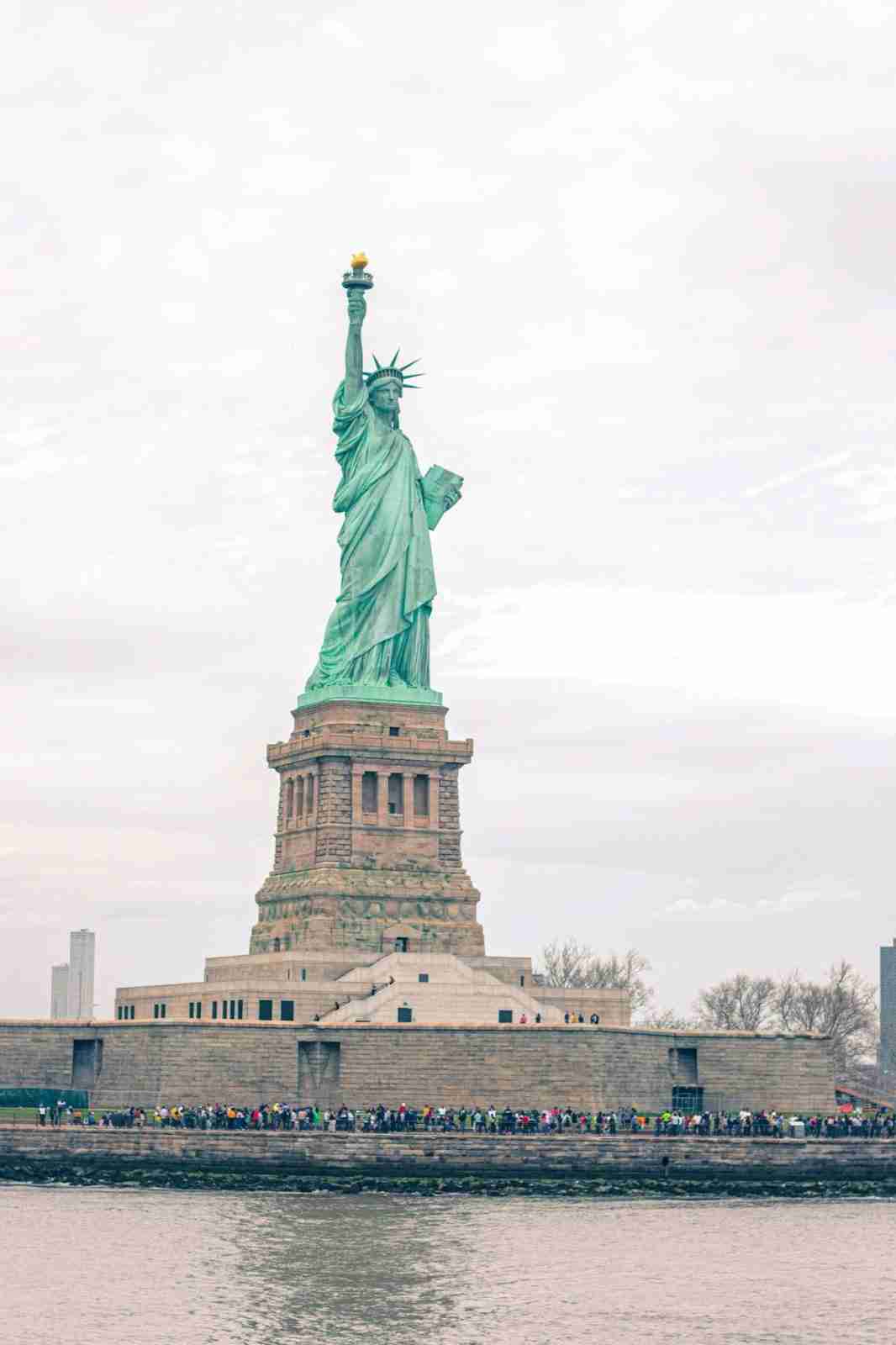 Statua della Libertà in una giornata nuvolosa