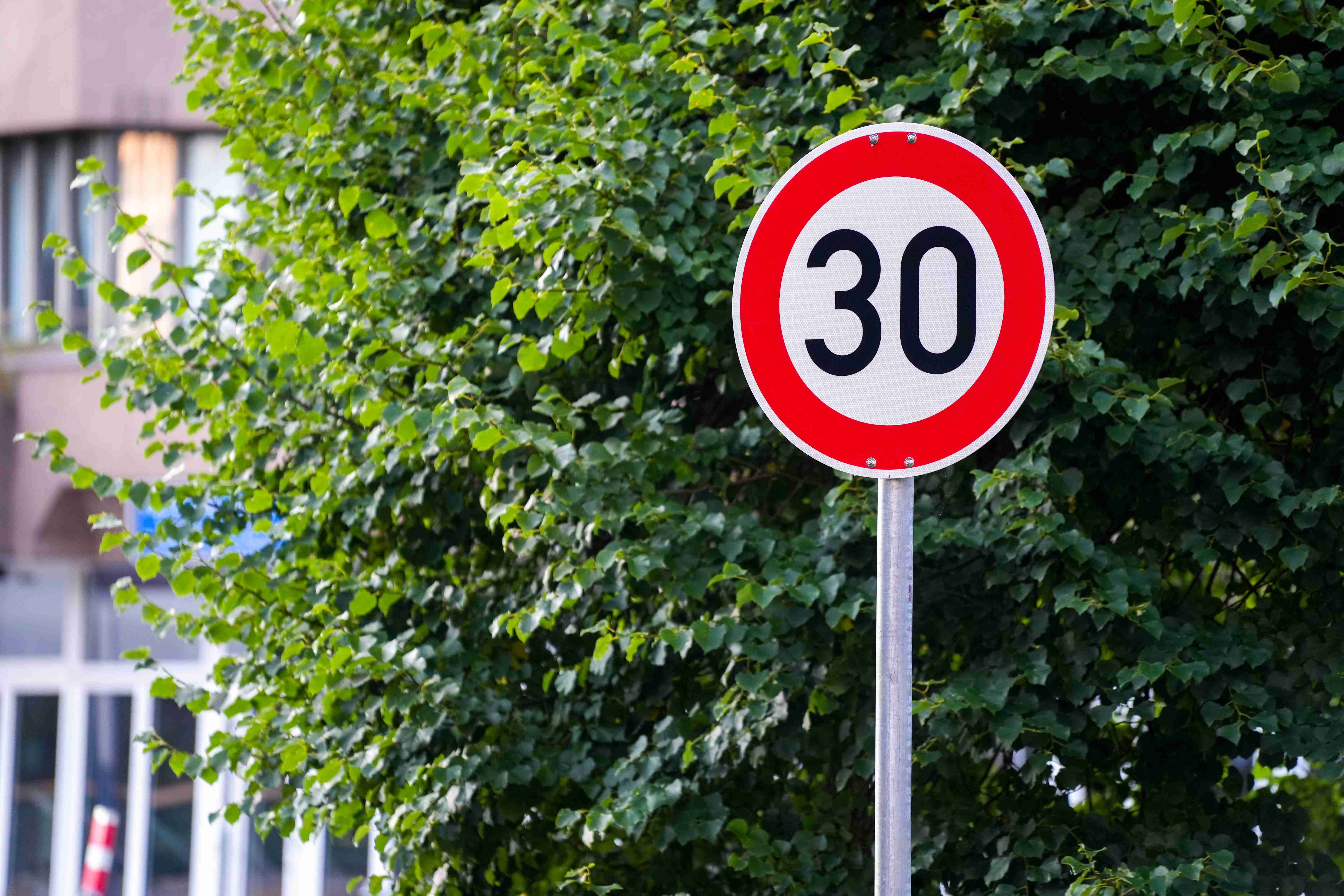 panneau de limitation de vitesse rouge et blanc 30