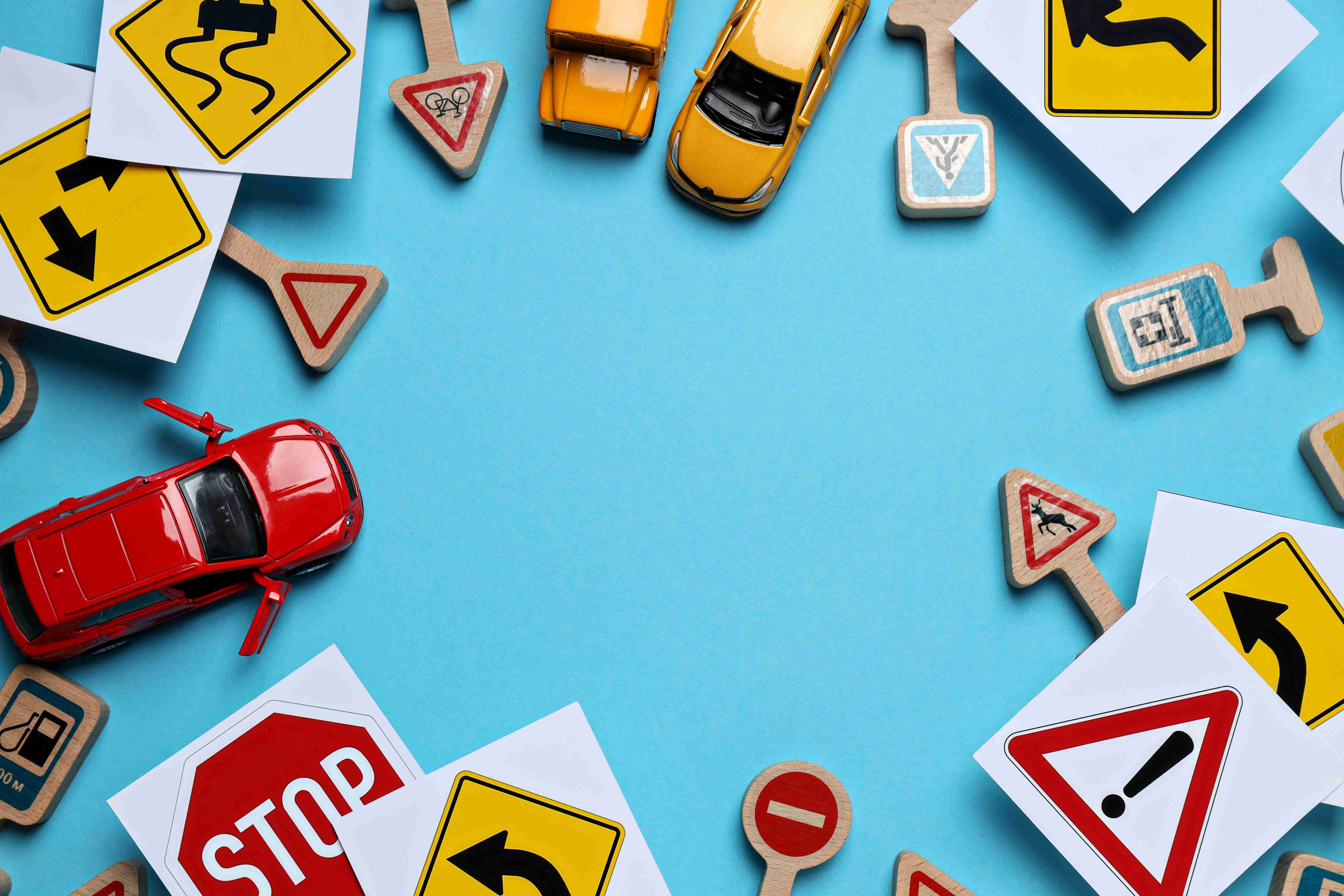 dopravní značky a vozidla na modrém pozadí