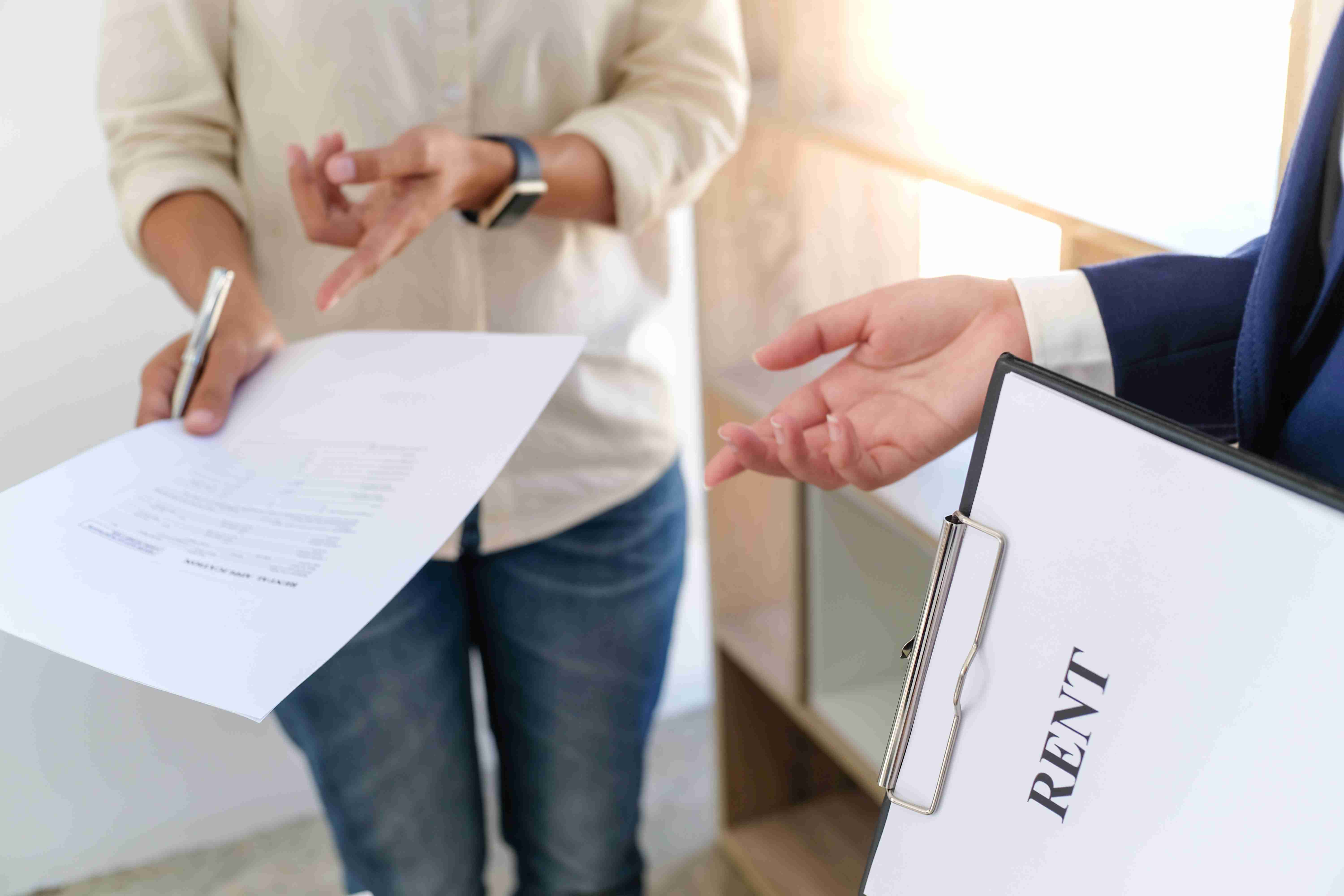 Le responsable des ventes donne des conseils sur le formulaire de demande de document.