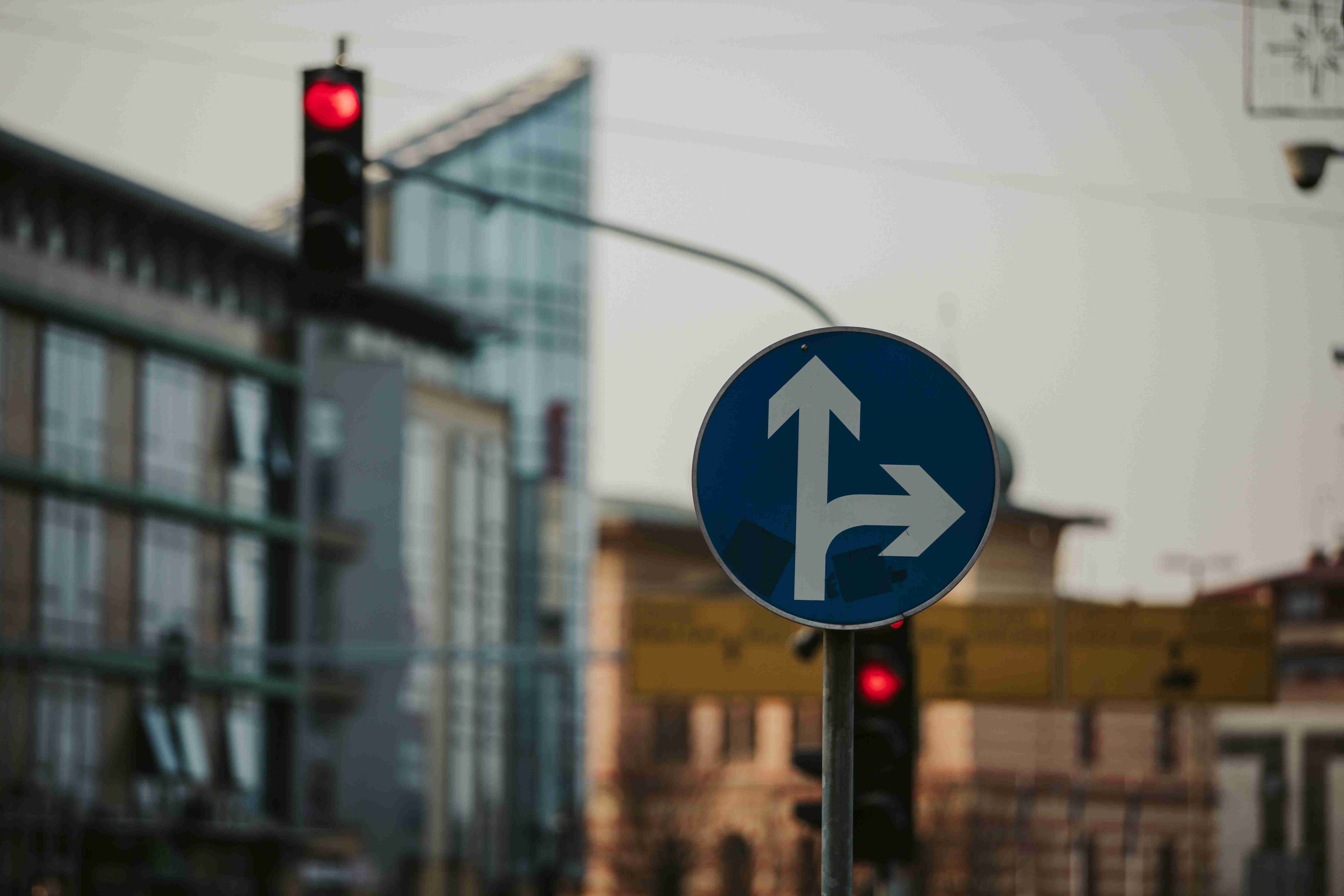 szelektív-felvétel-egy-közlekedési-tábláról-két-nyíllal