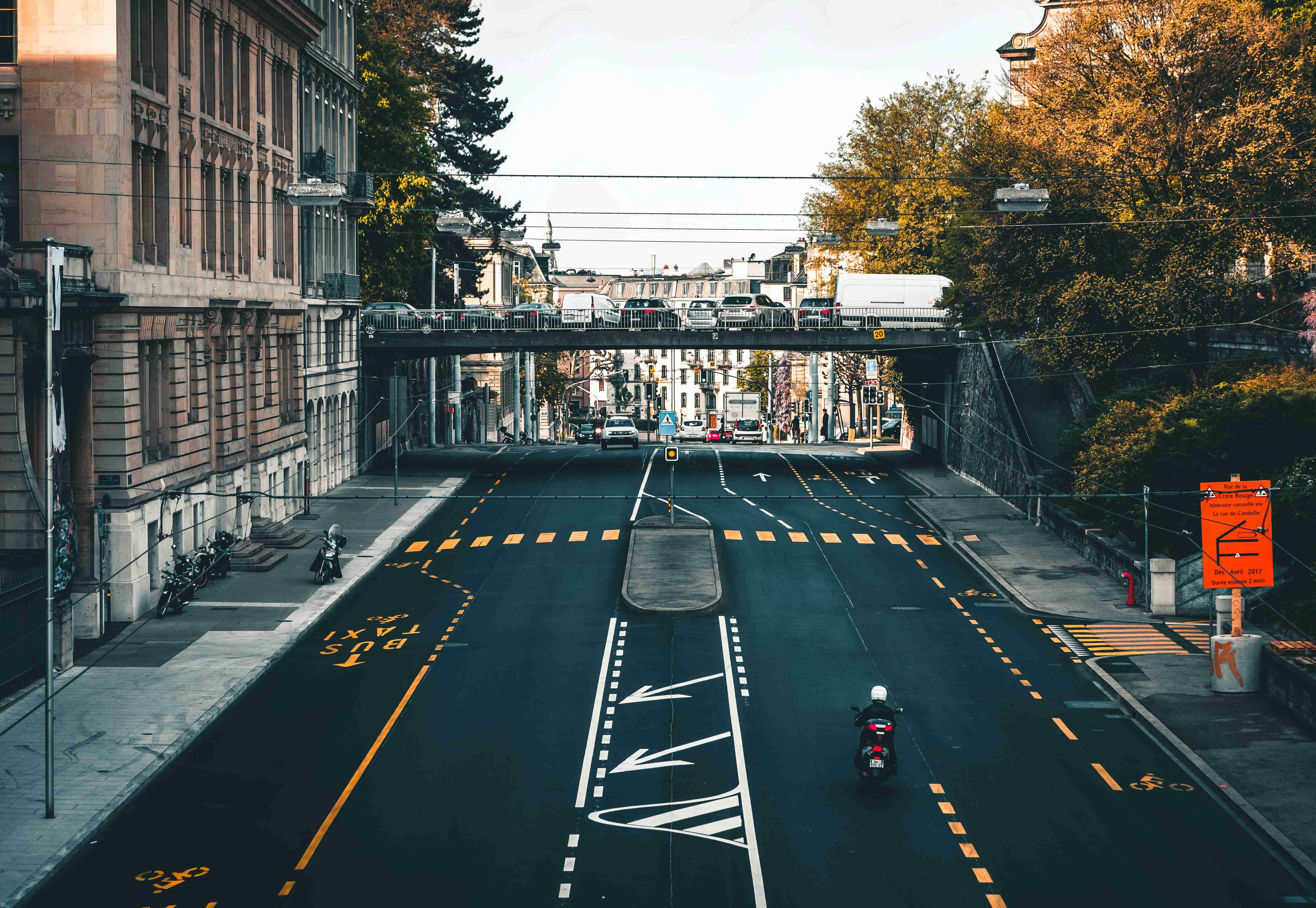 cestovni pogled iz zraka na cestu i most tijekom dana u Ženevi, Švicarska