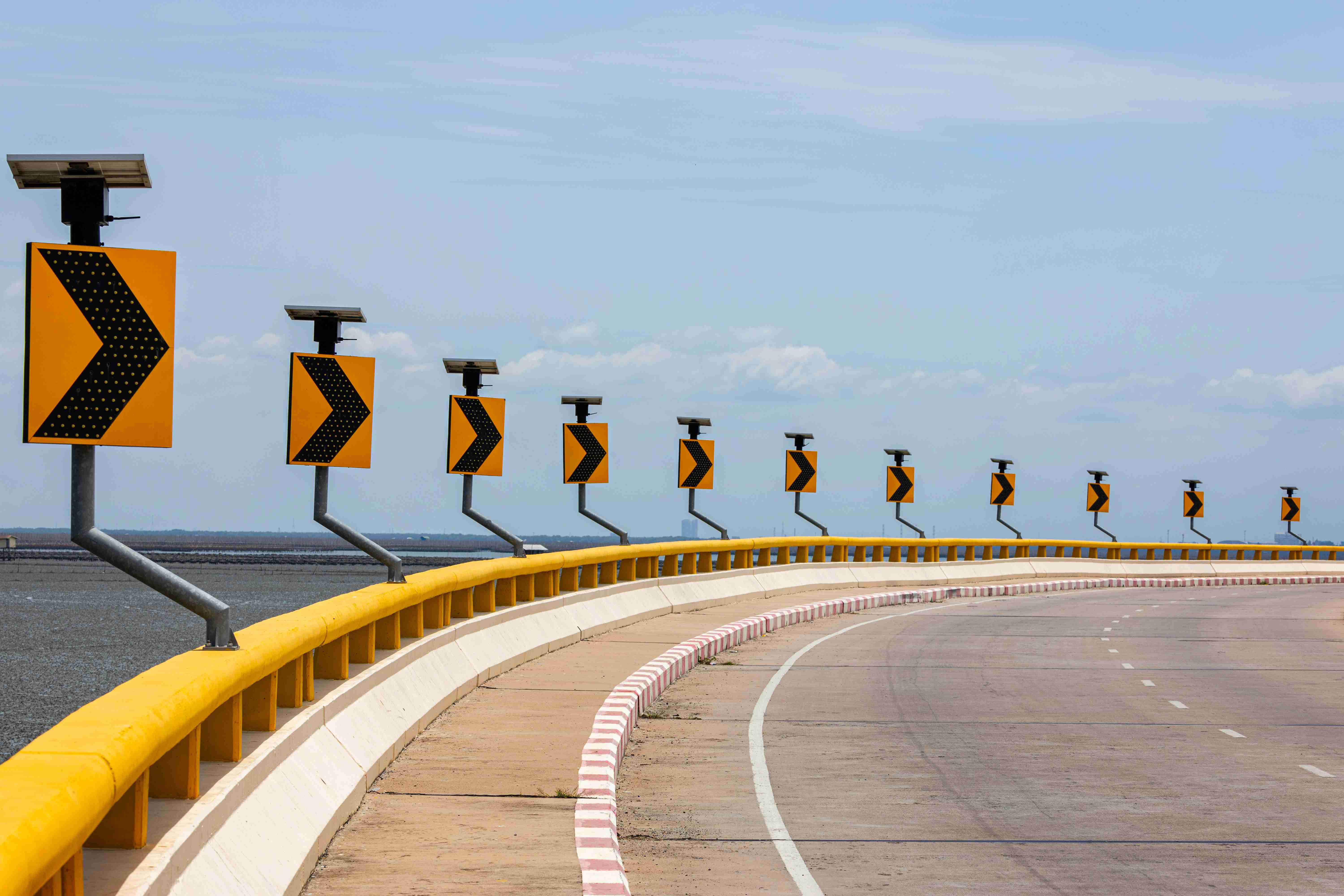 značka-zatáčka-na-cestě