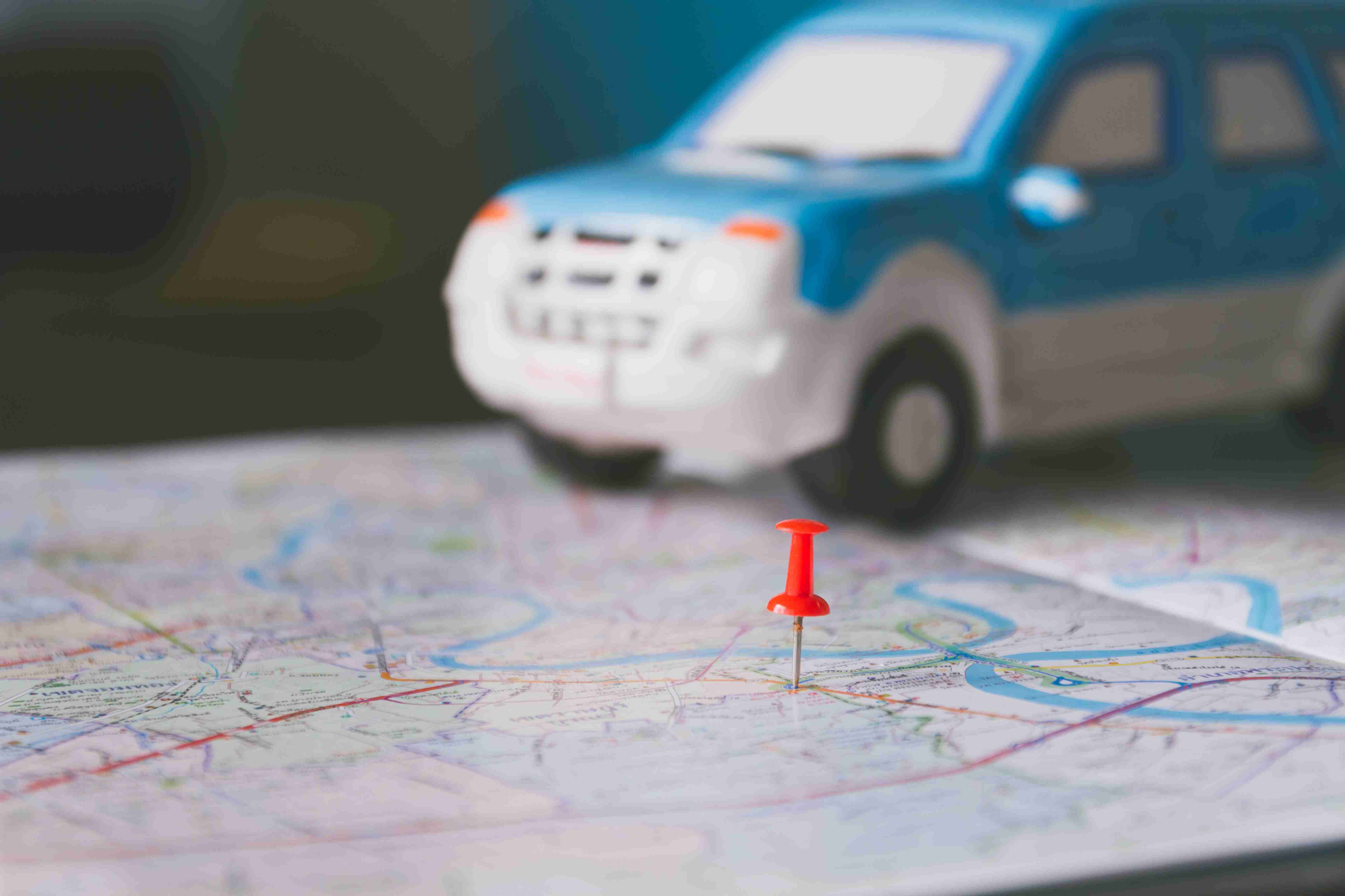 Hračka auto a připínáček na mapě