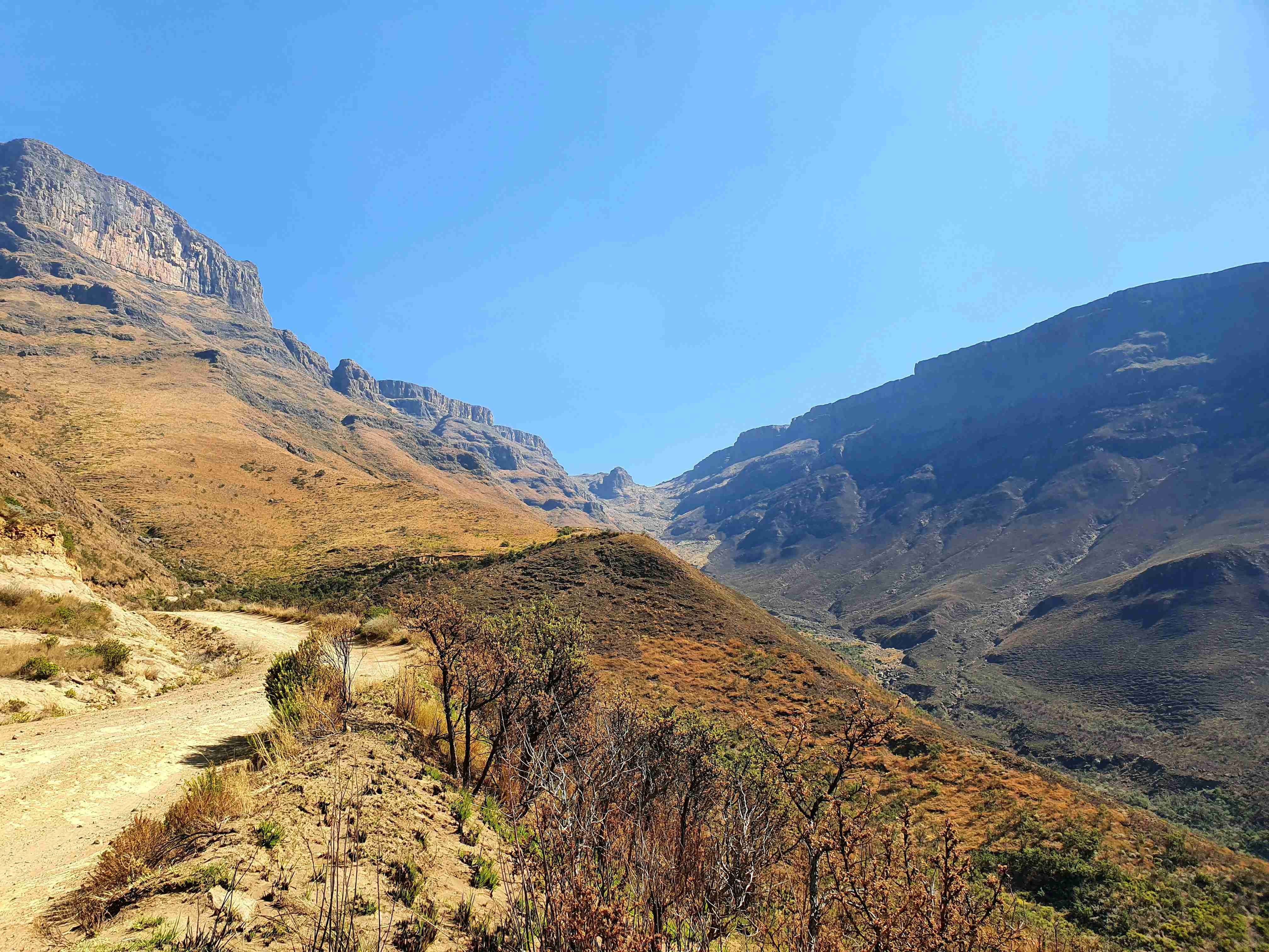 en-dal-mellem-bjergene