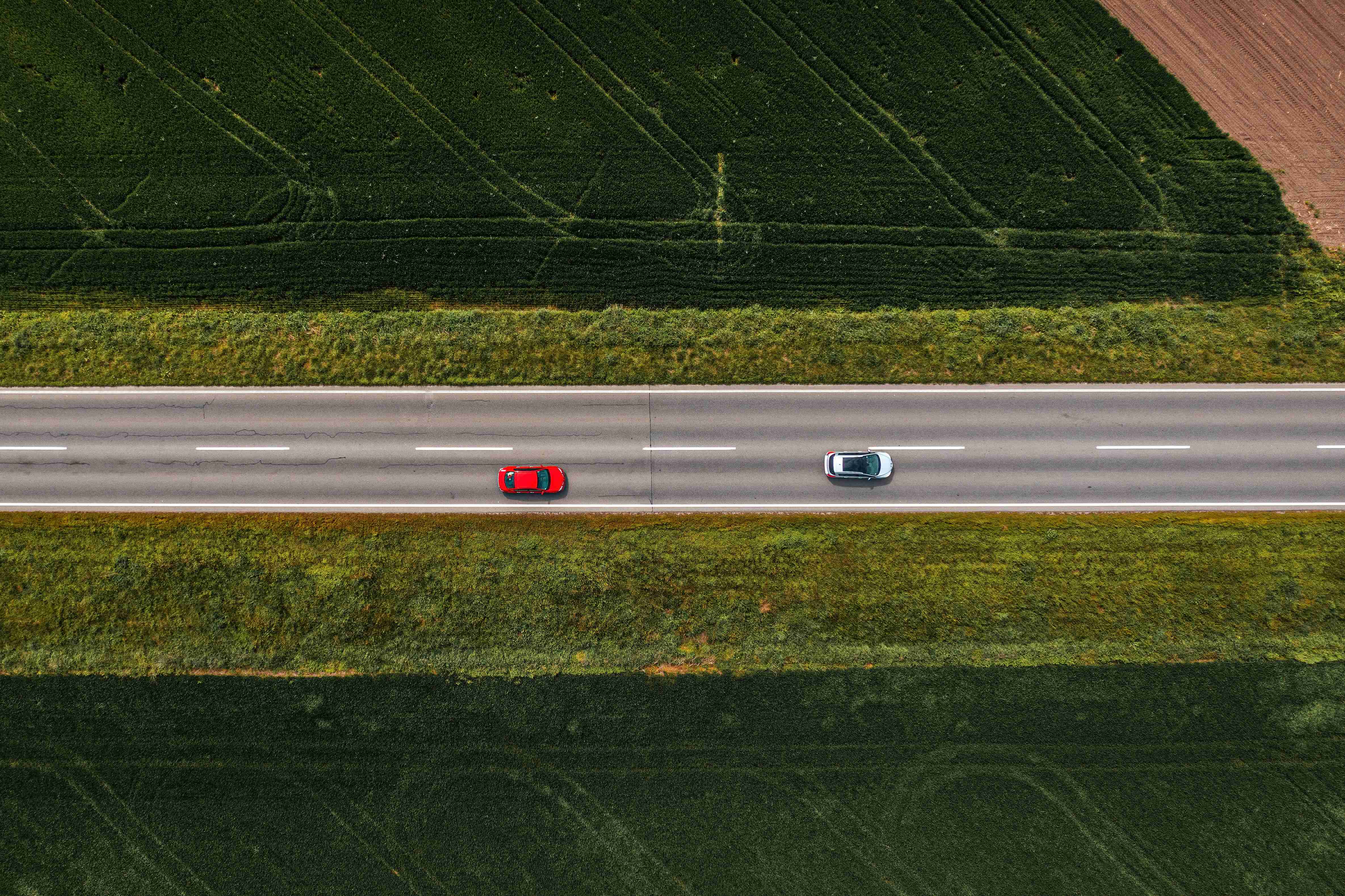 dua-kereta-di-jalan-asfalt-lurus