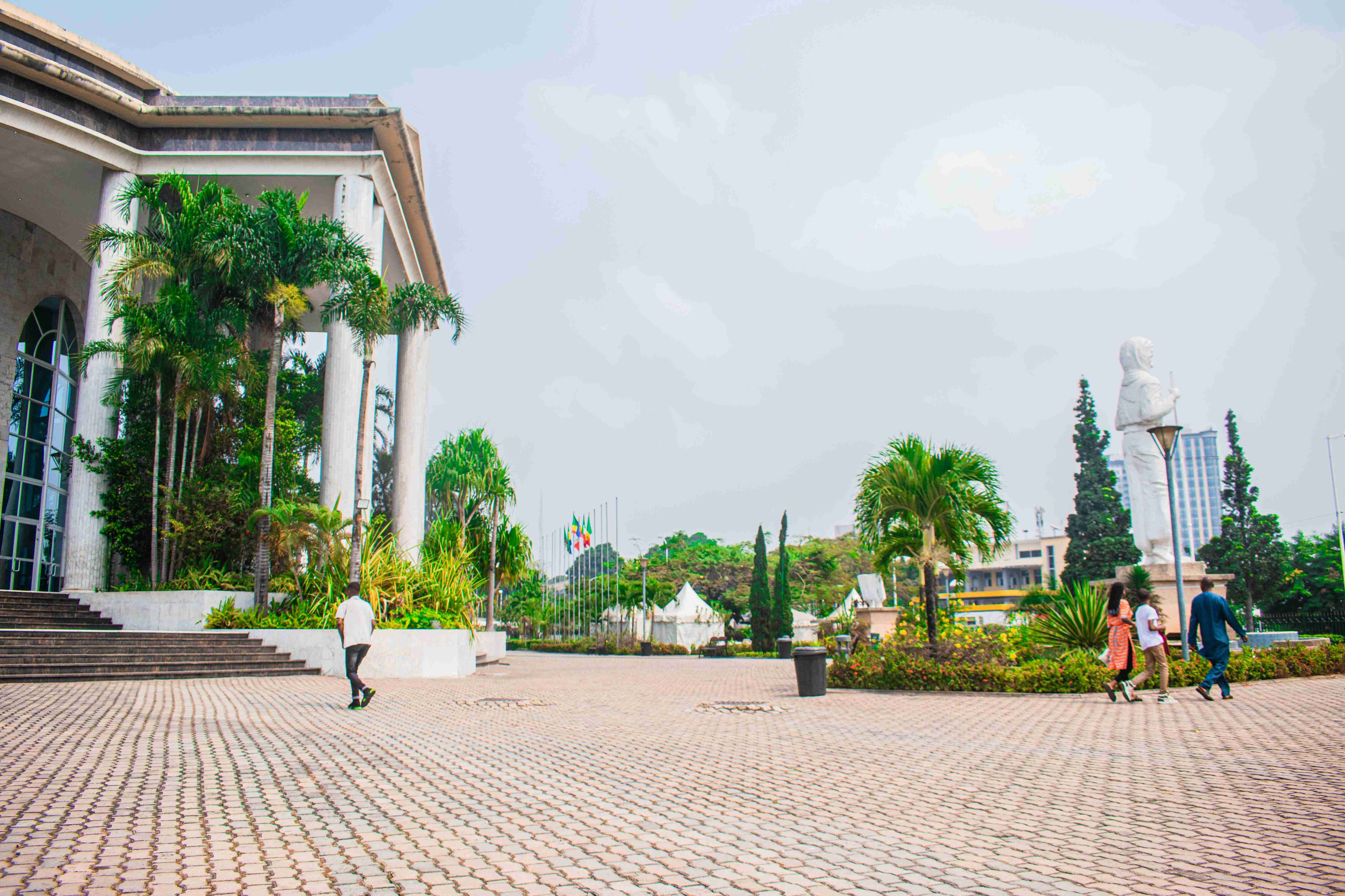 一群人在庭院里走动