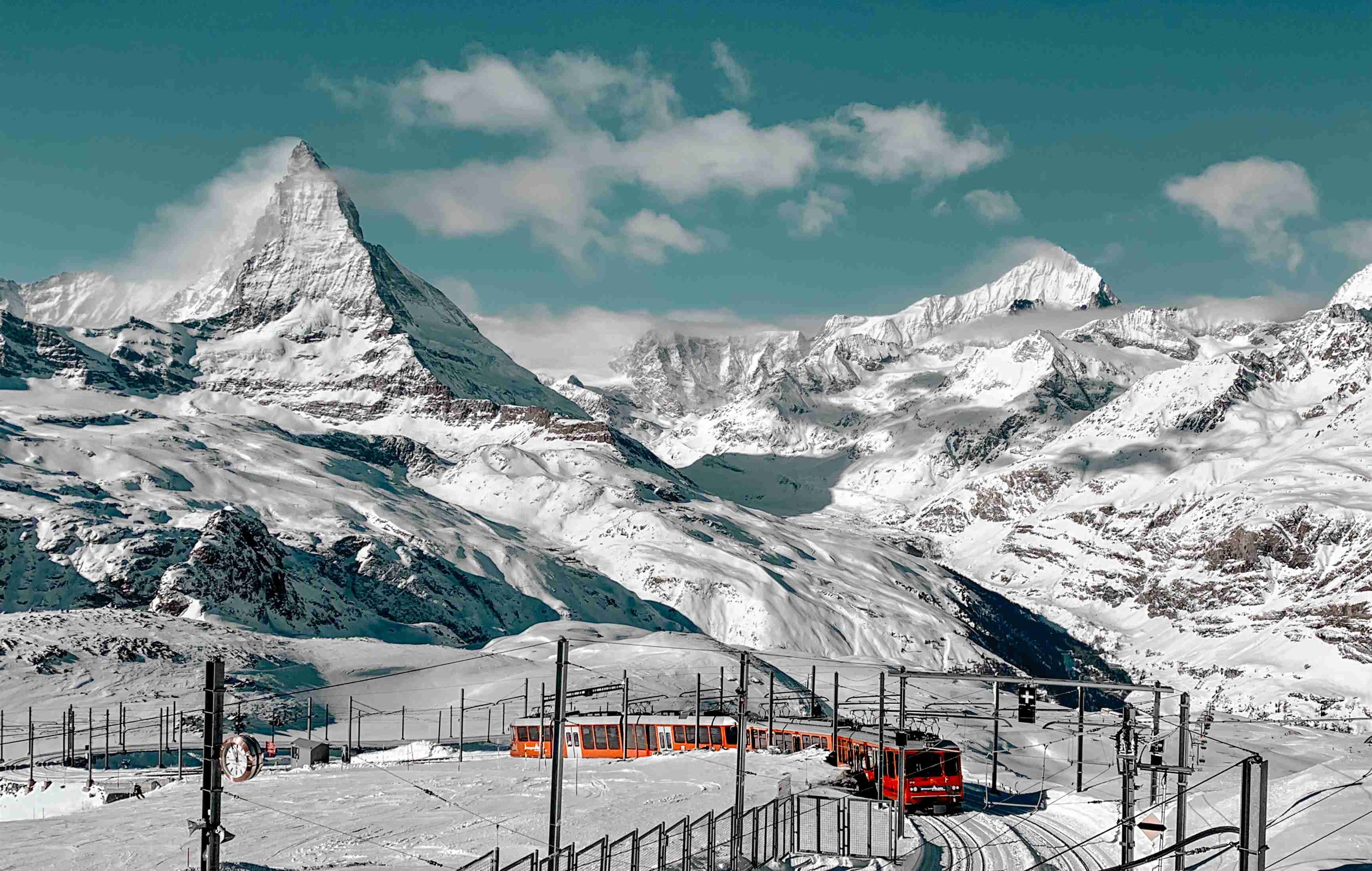Željeznica Gornergrat s vrhom Matterhorn u švicarskim Alpama tijekom zime.