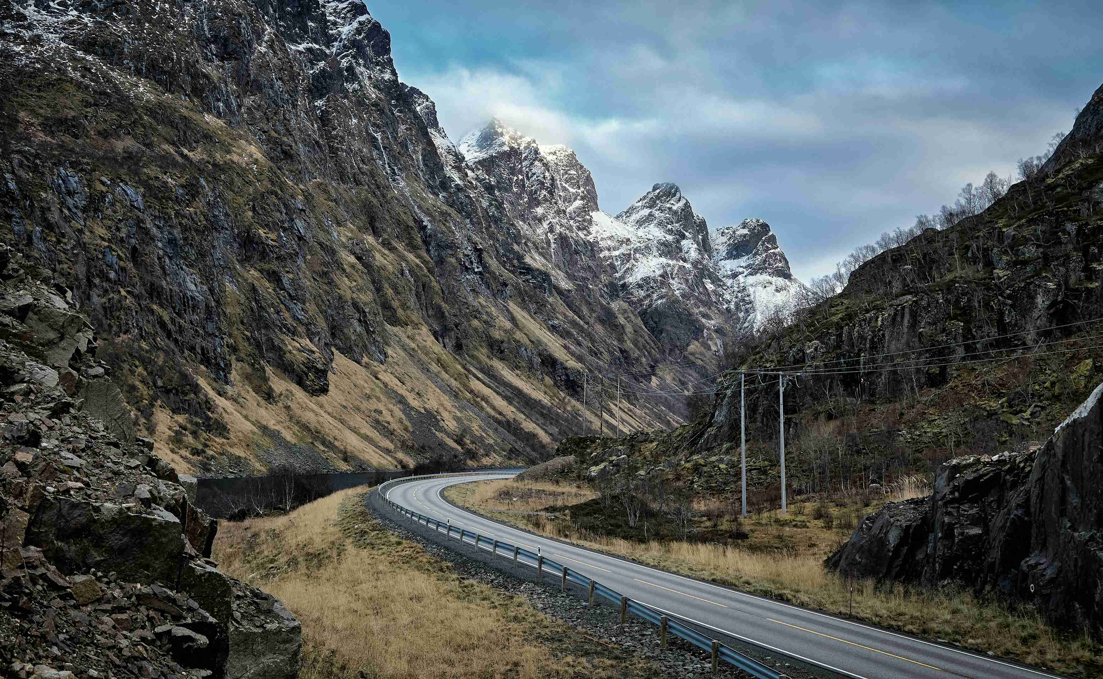 dlouhá cesta s horou v pozadí