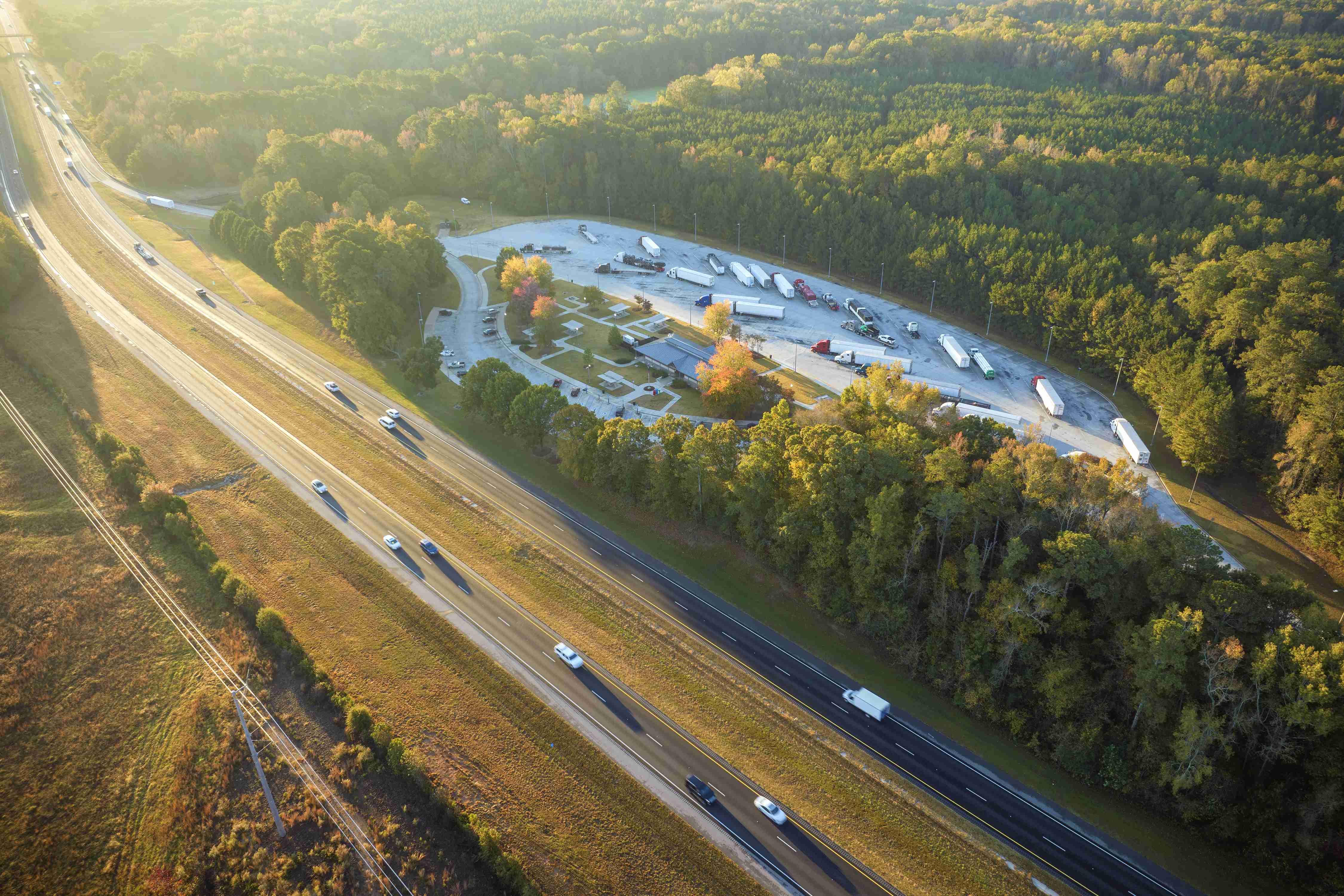 vista de cima de uma grande área de descanso para carros