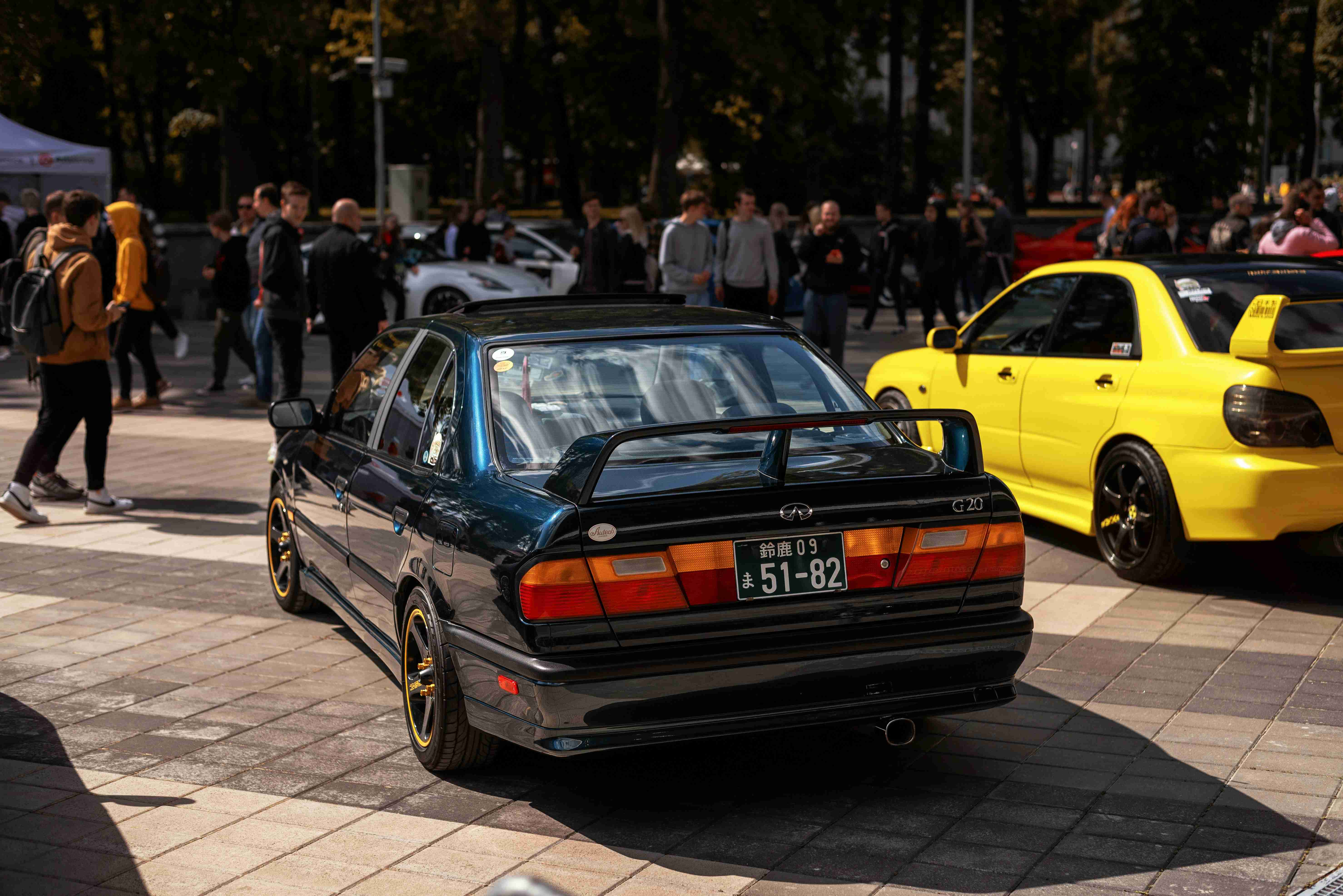 автомобіль, припаркований на узбіччі дороги