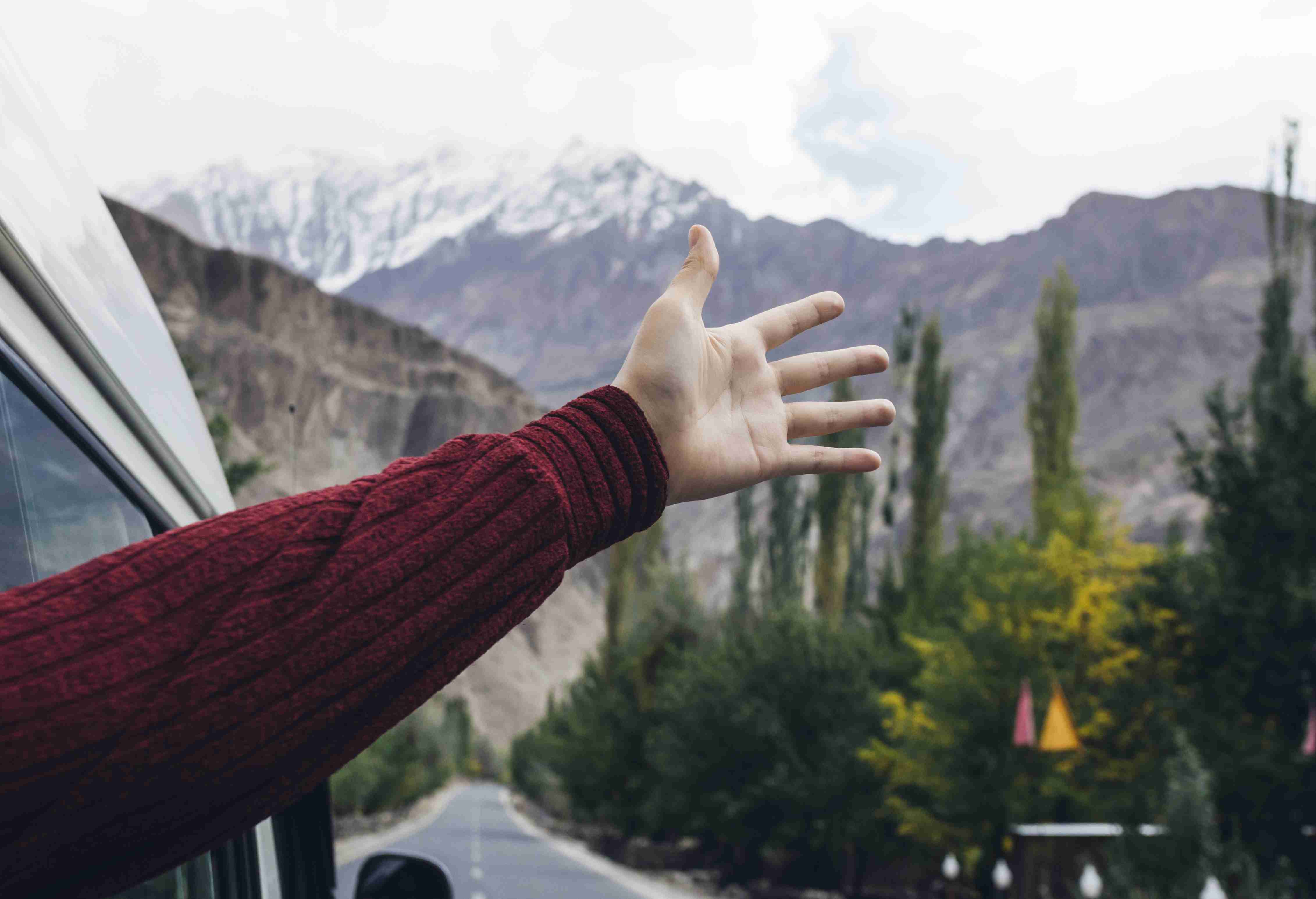 Femme profitant de la brise fraîche depuis la fenêtre de la voiture