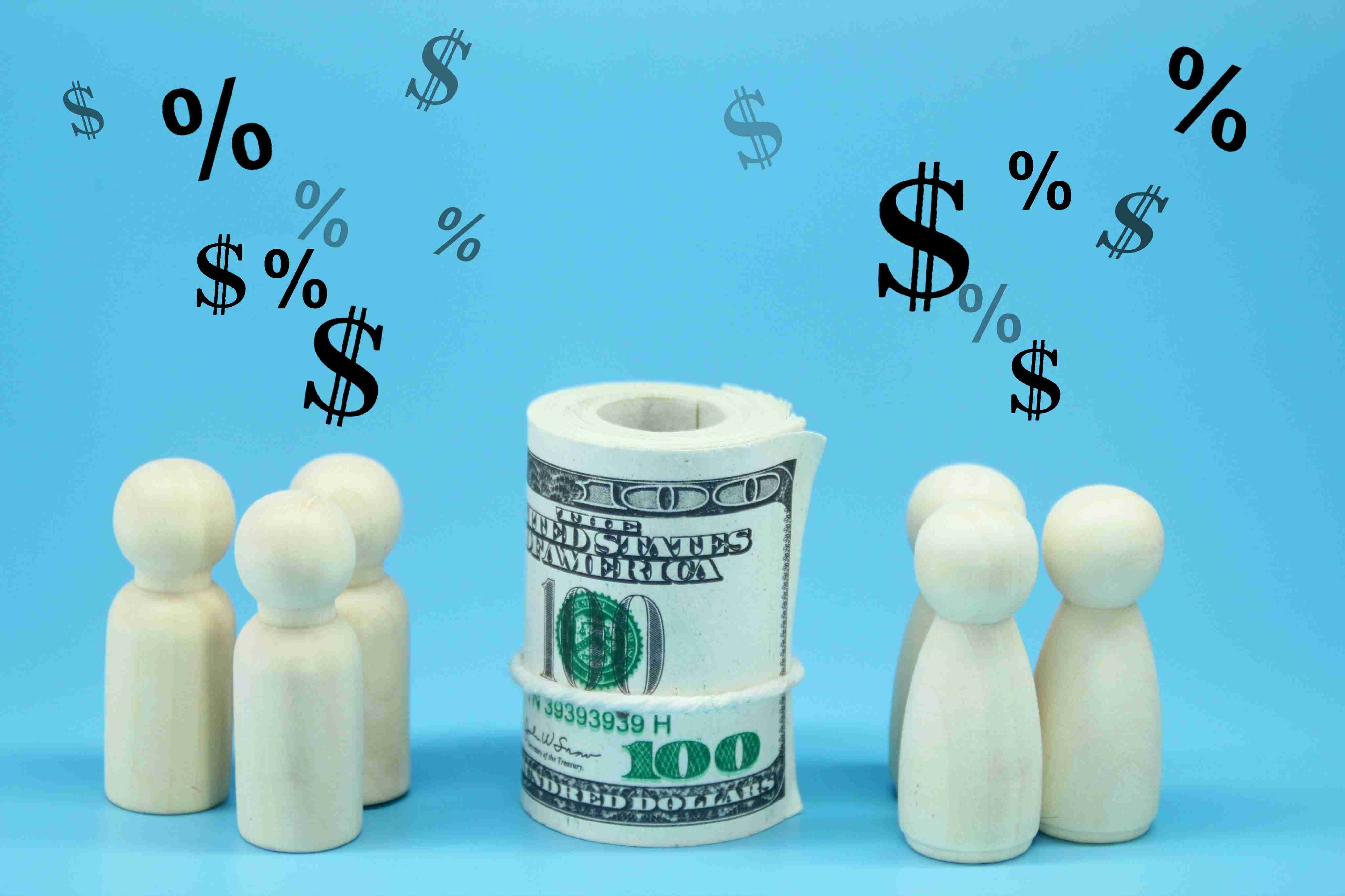 пари и модел на играчка кола върху чертежи