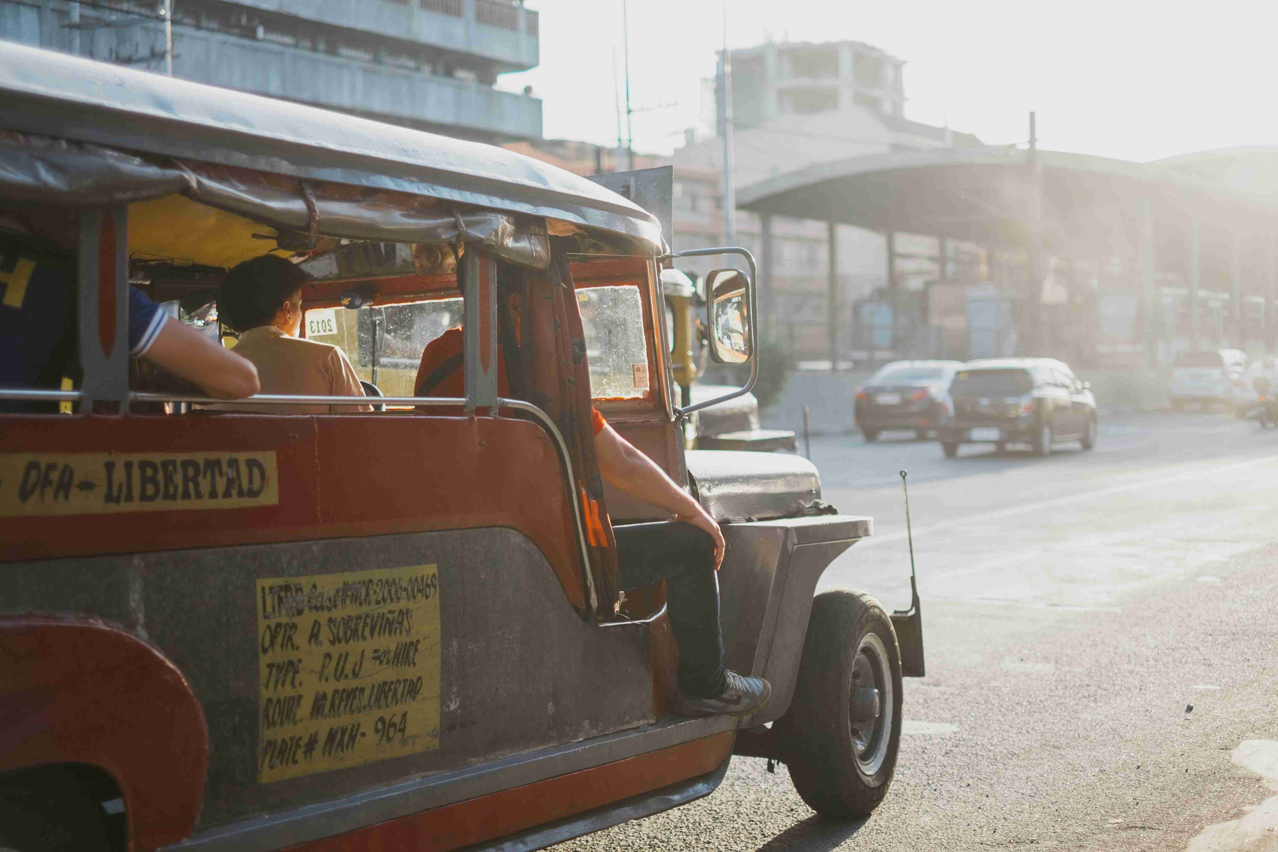 personas montando en jeepney