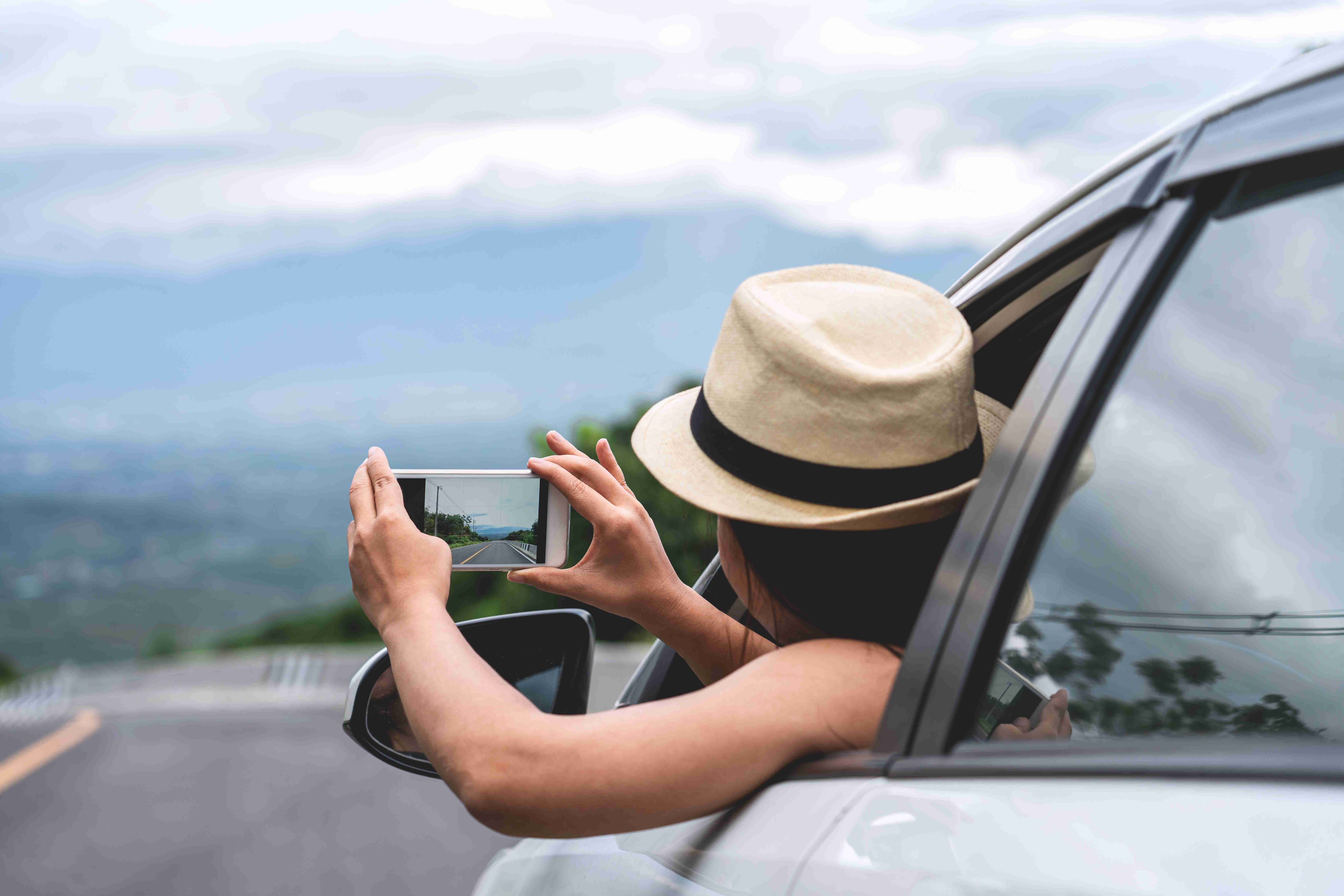 jeune-belle-fille-portant-un-chapeau-blanc-tissé-atteindre